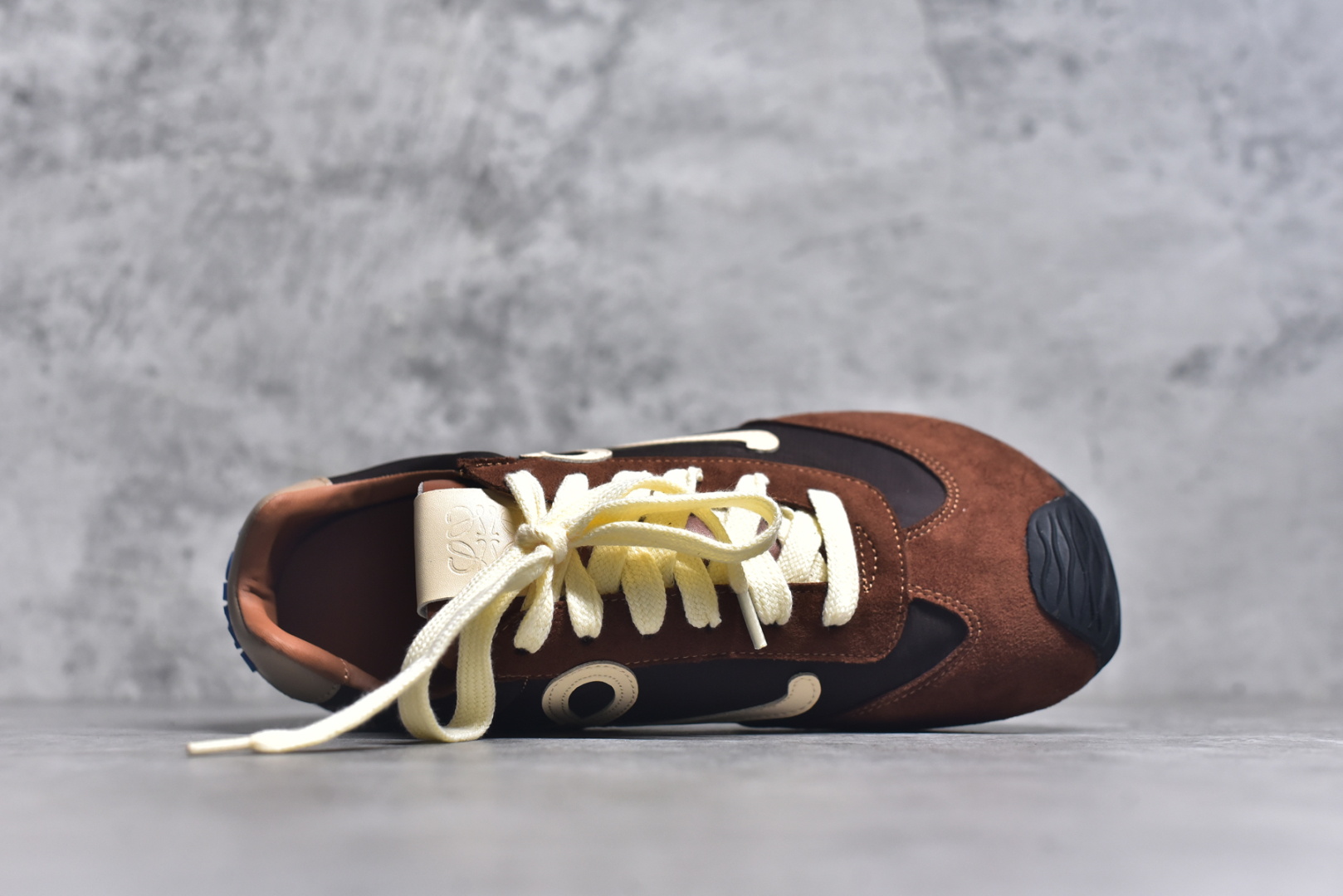 图片[4]-#罗意威Loewe Ballet Runner 2.0 Sneakers 芭蕾舞2.0系列阿甘复古风德训薄底百搭休闲运动鞋 全手工拉帮工艺成型 采用反绒牛皮革拼接头层皮饰片鞋面材质 鞋身原装高密度防刮尼龙面料,极好柔软效果 双层乳胶缓震鞋垫 外部搭配轻量EVA缓震组合橡胶防滑片装外底 尺码：35-40-选品中心