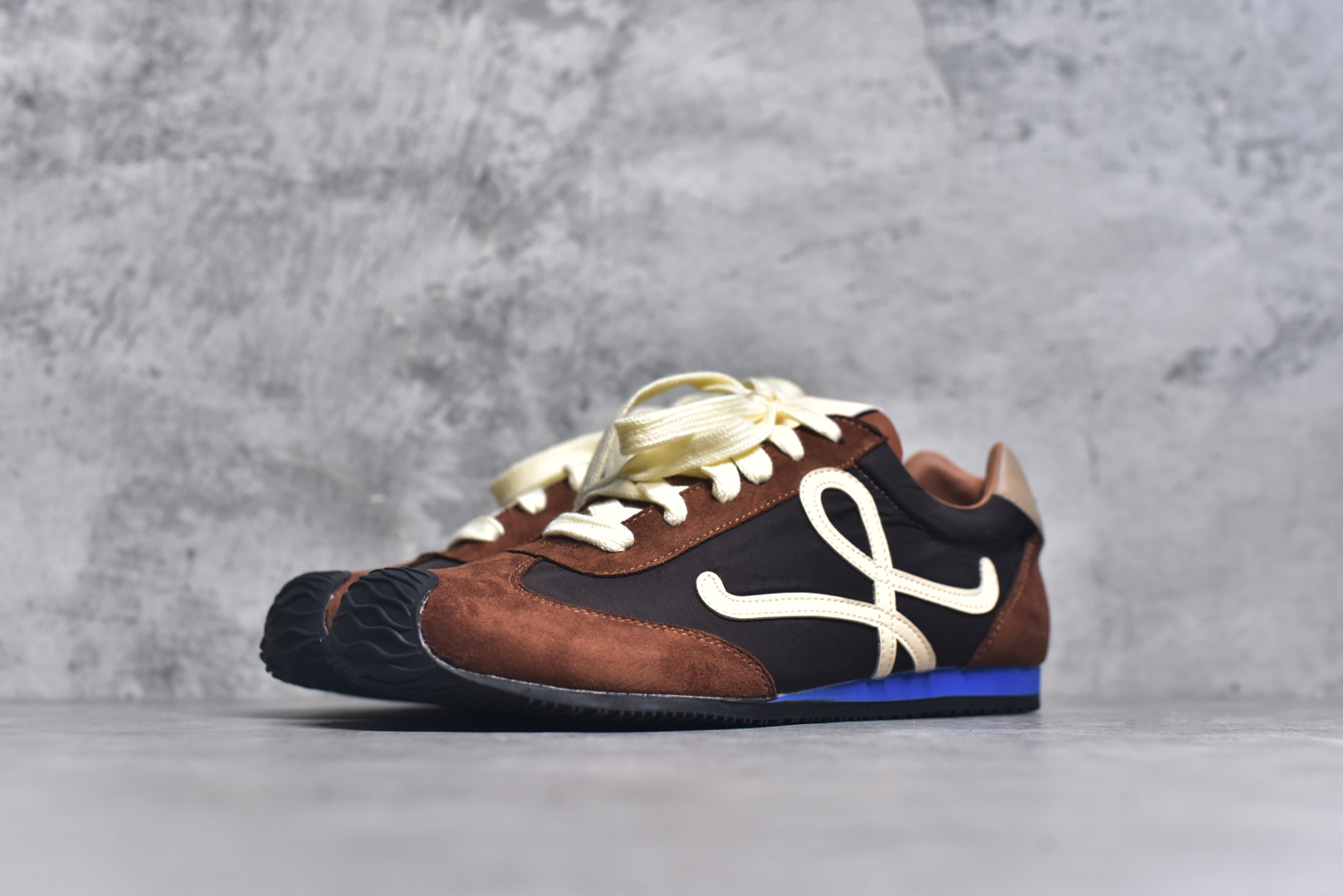 图片[2]-#罗意威Loewe Ballet Runner 2.0 Sneakers 芭蕾舞2.0系列阿甘复古风德训薄底百搭休闲运动鞋 全手工拉帮工艺成型 采用反绒牛皮革拼接头层皮饰片鞋面材质 鞋身原装高密度防刮尼龙面料,极好柔软效果 双层乳胶缓震鞋垫 外部搭配轻量EVA缓震组合橡胶防滑片装外底 尺码：35-40-选品中心