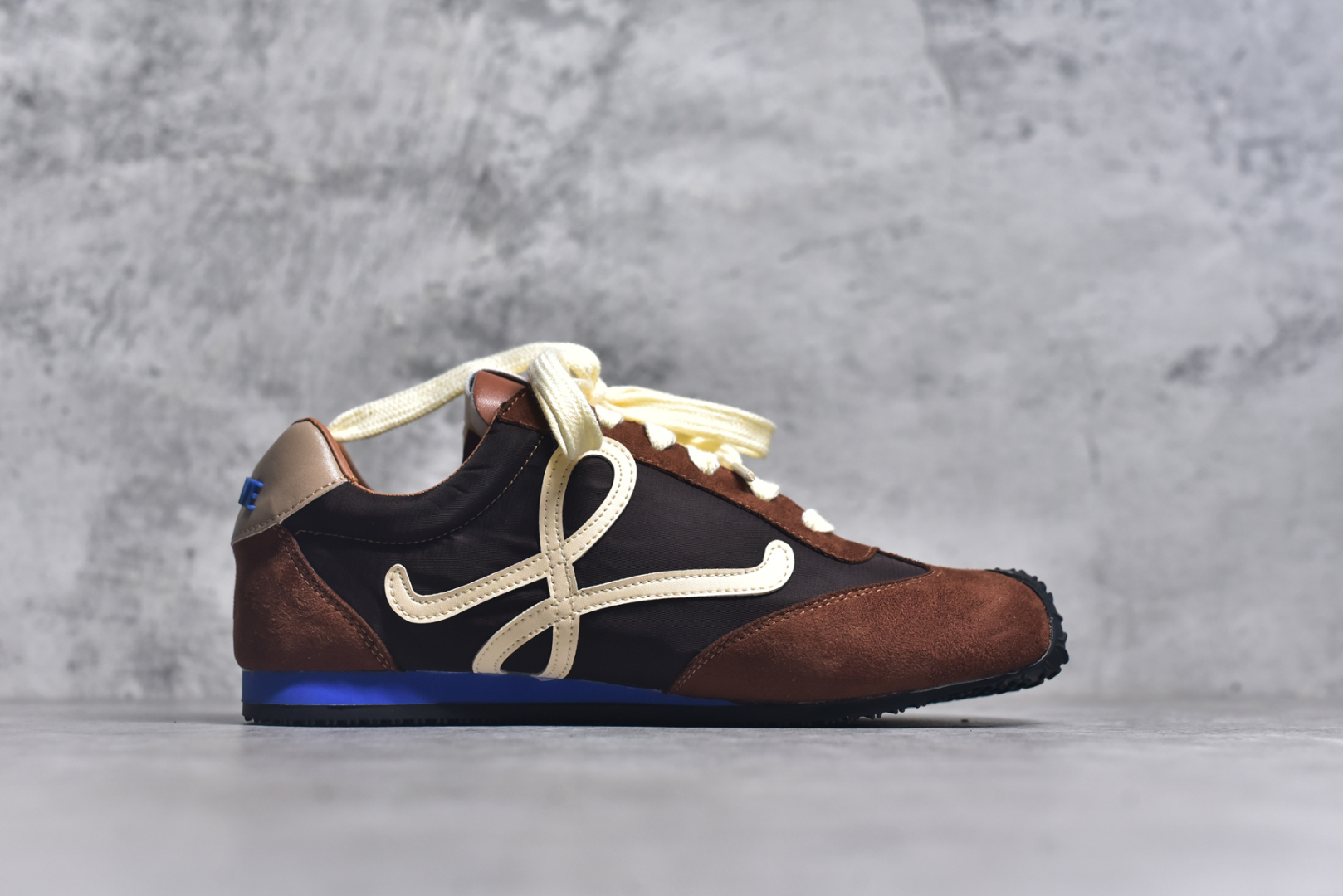 图片[3]-#罗意威Loewe Ballet Runner 2.0 Sneakers 芭蕾舞2.0系列阿甘复古风德训薄底百搭休闲运动鞋 全手工拉帮工艺成型 采用反绒牛皮革拼接头层皮饰片鞋面材质 鞋身原装高密度防刮尼龙面料,极好柔软效果 双层乳胶缓震鞋垫 外部搭配轻量EVA缓震组合橡胶防滑片装外底 尺码：35-40-选品中心