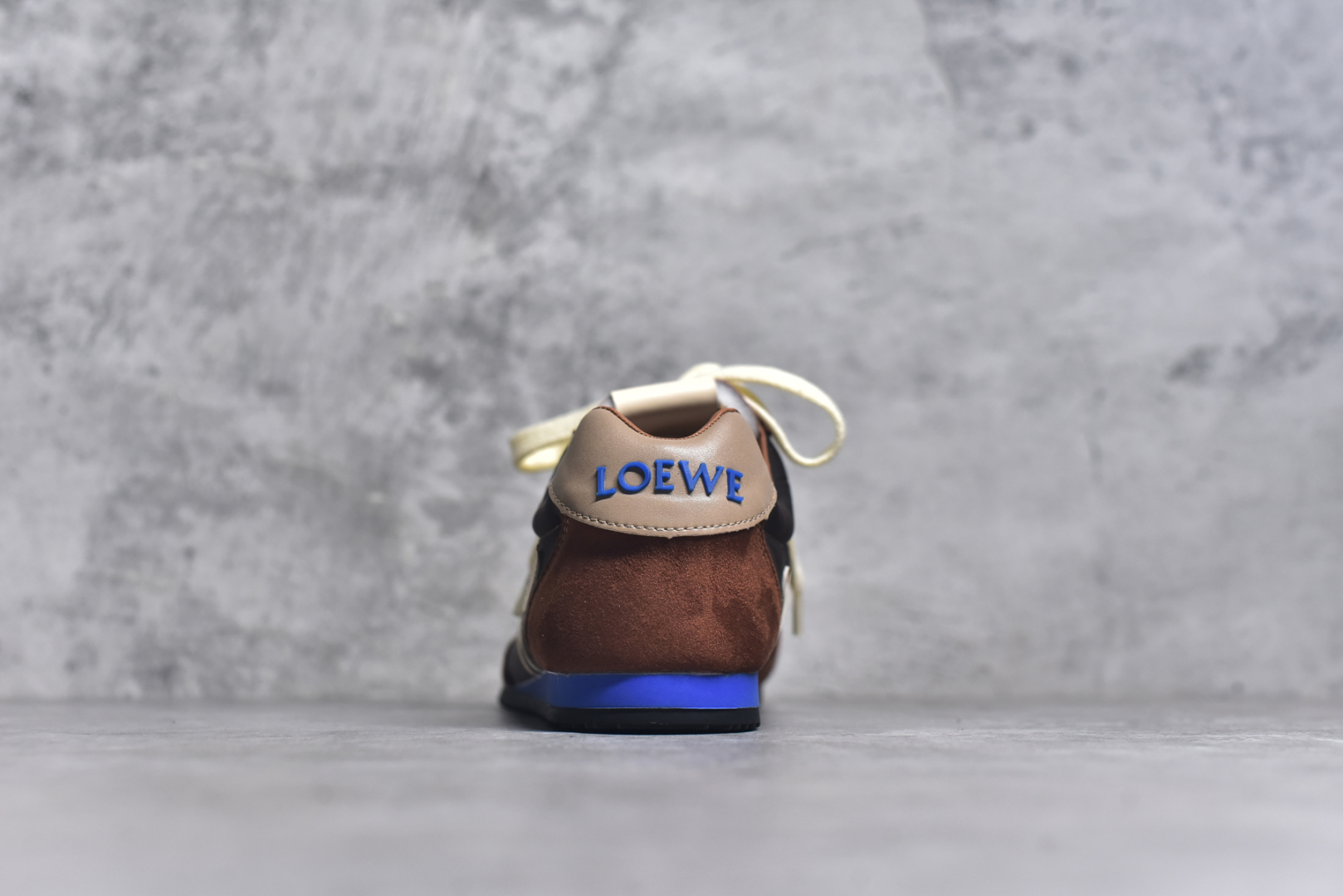 图片[5]-#罗意威Loewe Ballet Runner 2.0 Sneakers 芭蕾舞2.0系列阿甘复古风德训薄底百搭休闲运动鞋 全手工拉帮工艺成型 采用反绒牛皮革拼接头层皮饰片鞋面材质 鞋身原装高密度防刮尼龙面料,极好柔软效果 双层乳胶缓震鞋垫 外部搭配轻量EVA缓震组合橡胶防滑片装外底 尺码：35-40-选品中心