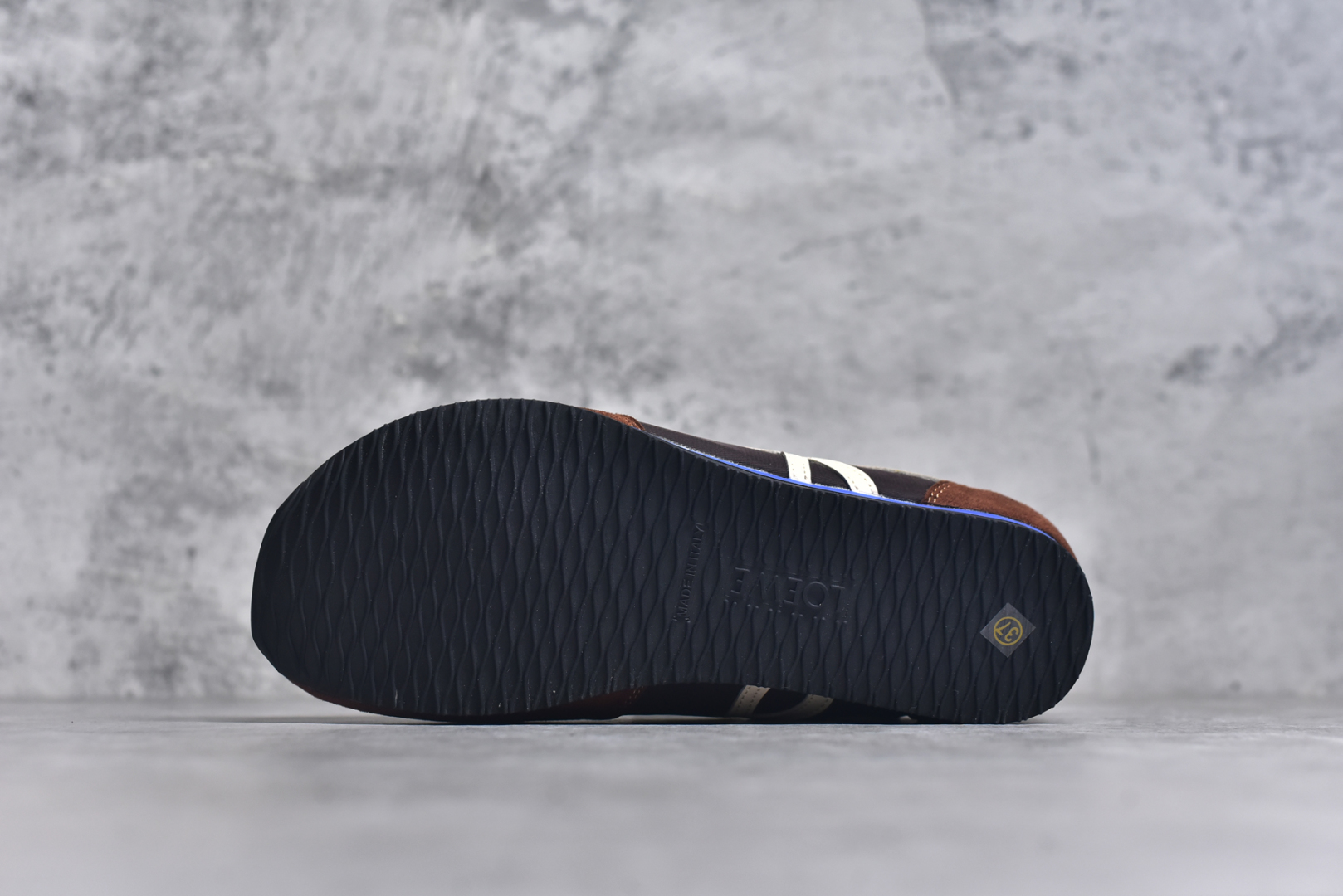 图片[6]-#罗意威Loewe Ballet Runner 2.0 Sneakers 芭蕾舞2.0系列阿甘复古风德训薄底百搭休闲运动鞋 全手工拉帮工艺成型 采用反绒牛皮革拼接头层皮饰片鞋面材质 鞋身原装高密度防刮尼龙面料,极好柔软效果 双层乳胶缓震鞋垫 外部搭配轻量EVA缓震组合橡胶防滑片装外底 尺码：35-40-选品中心