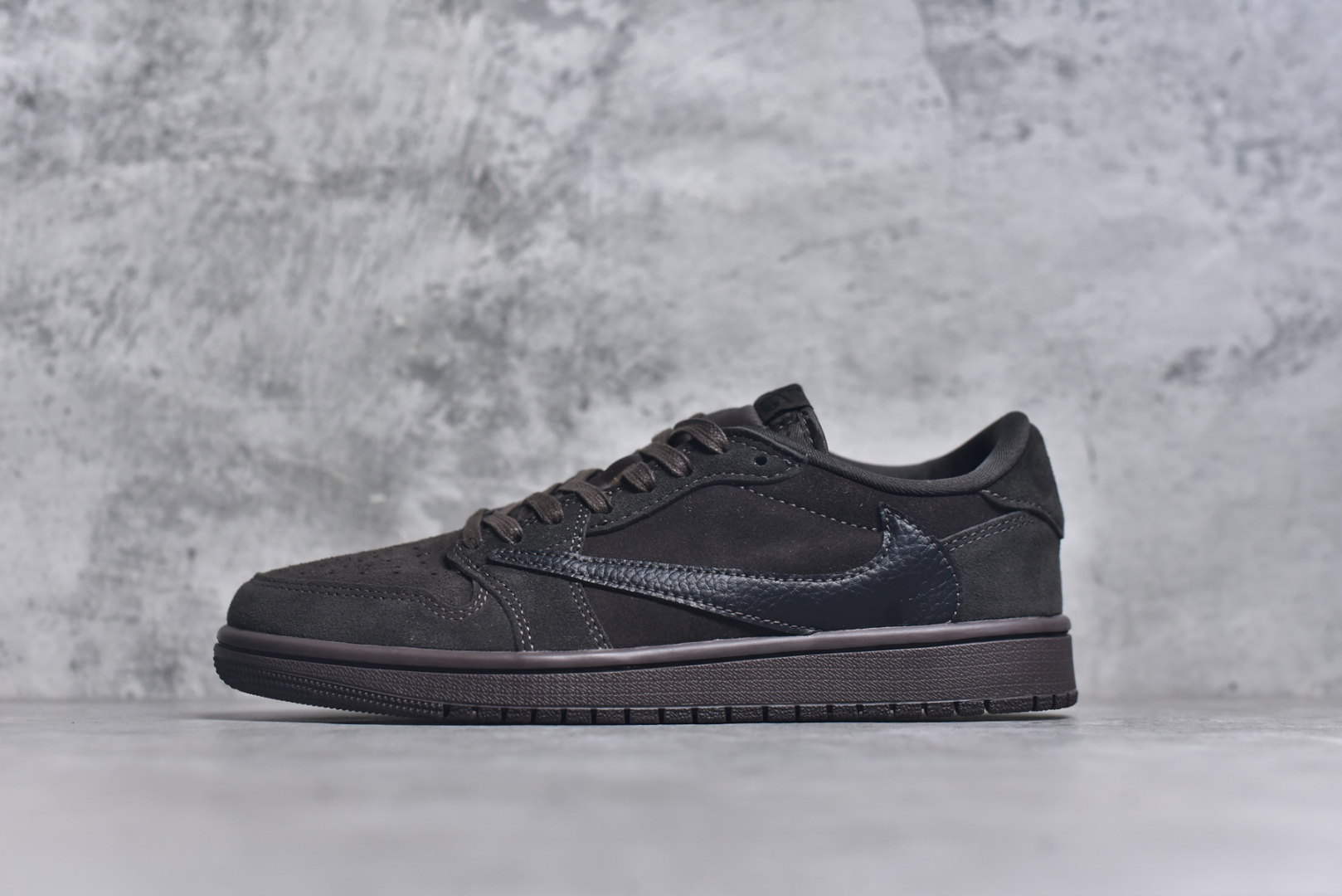 #Travis Scott x Fragment x Air Jordan 1 Low TS联名倒钩9.0低帮 黑棕摩卡 大厂血统 纯原配置 原厂采购皮料冲裁 超高整洁度 原纸板、原楦数据开发 上脚原汁原味的公司货既视感 原底独立模具 中底四线拉帮完美走线 原模大底咬花货号：DM7866-202 尺码：36-47-选品中心