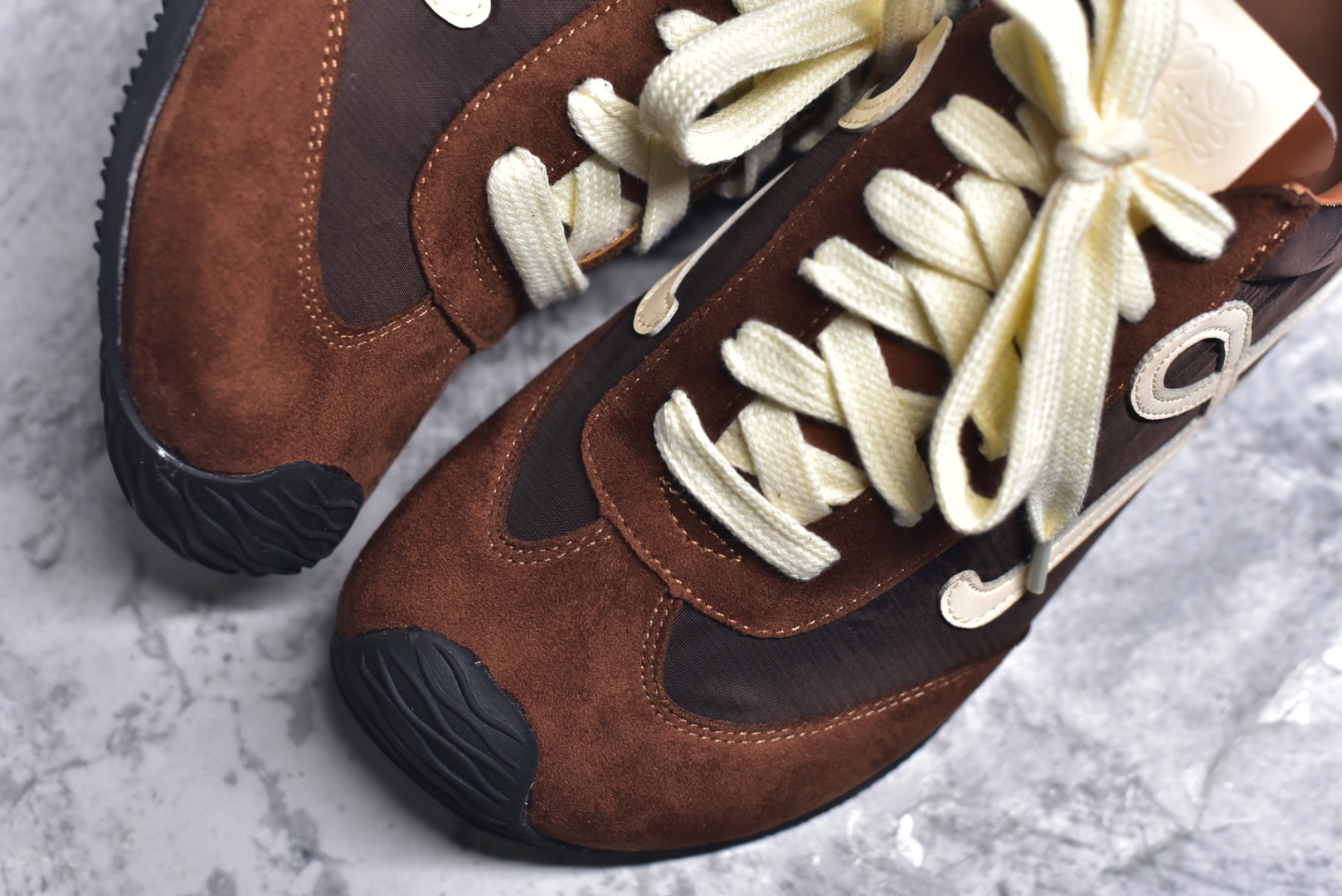 图片[8]-#罗意威Loewe Ballet Runner 2.0 Sneakers 芭蕾舞2.0系列阿甘复古风德训薄底百搭休闲运动鞋 全手工拉帮工艺成型 采用反绒牛皮革拼接头层皮饰片鞋面材质 鞋身原装高密度防刮尼龙面料,极好柔软效果 双层乳胶缓震鞋垫 外部搭配轻量EVA缓震组合橡胶防滑片装外底 尺码：35-40-选品中心