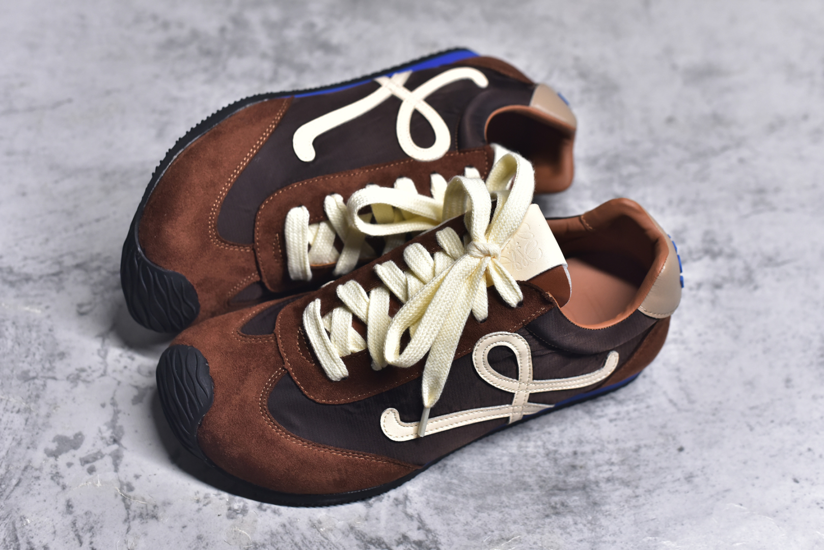 图片[7]-#罗意威Loewe Ballet Runner 2.0 Sneakers 芭蕾舞2.0系列阿甘复古风德训薄底百搭休闲运动鞋 全手工拉帮工艺成型 采用反绒牛皮革拼接头层皮饰片鞋面材质 鞋身原装高密度防刮尼龙面料,极好柔软效果 双层乳胶缓震鞋垫 外部搭配轻量EVA缓震组合橡胶防滑片装外底 尺码：35-40-选品中心