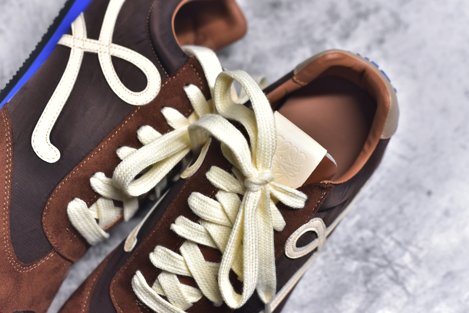图片[9]-#罗意威Loewe Ballet Runner 2.0 Sneakers 芭蕾舞2.0系列阿甘复古风德训薄底百搭休闲运动鞋 全手工拉帮工艺成型 采用反绒牛皮革拼接头层皮饰片鞋面材质 鞋身原装高密度防刮尼龙面料,极好柔软效果 双层乳胶缓震鞋垫 外部搭配轻量EVA缓震组合橡胶防滑片装外底 尺码：35-40-选品中心