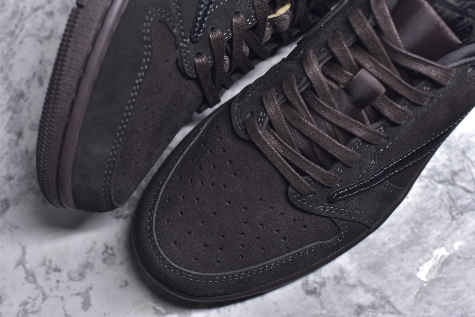 图片[8]-#Travis Scott x Fragment x Air Jordan 1 Low TS联名倒钩9.0低帮 黑棕摩卡 大厂血统 纯原配置 原厂采购皮料冲裁 超高整洁度 原纸板、原楦数据开发 上脚原汁原味的公司货既视感 原底独立模具 中底四线拉帮完美走线 原模大底咬花货号：DM7866-202 尺码：36-47-选品中心