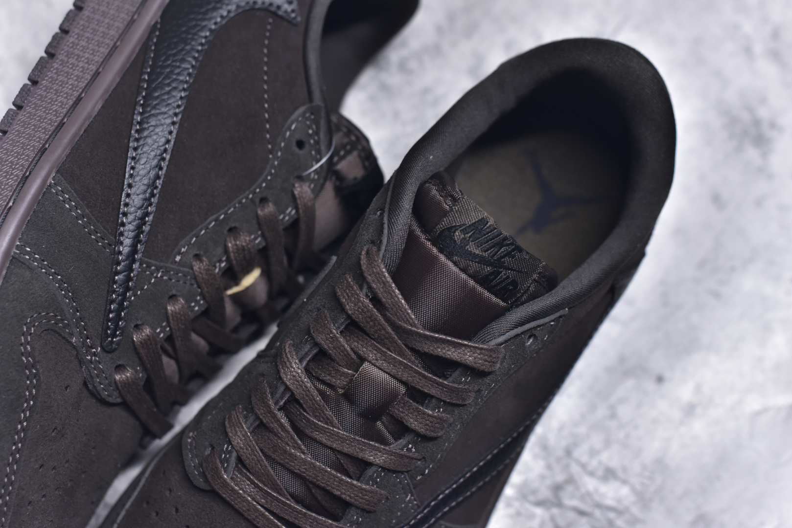 图片[9]-#Travis Scott x Fragment x Air Jordan 1 Low TS联名倒钩9.0低帮 黑棕摩卡 大厂血统 纯原配置 原厂采购皮料冲裁 超高整洁度 原纸板、原楦数据开发 上脚原汁原味的公司货既视感 原底独立模具 中底四线拉帮完美走线 原模大底咬花货号：DM7866-202 尺码：36-47-选品中心