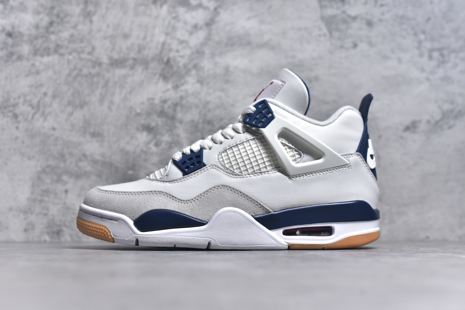 #NK SB x Air Jordan AJ4 联名海军蓝 白蓝 重点区分市面 唯一正确细节 后跟饰片中心位置有合模线 超弹硅胶材质 内层不织布补强 补强为硅胶提供更强耐久性 避免断裂 独家外贸特供尺码含 45.5 48.5 国内外口碑最好最推荐的产品 市场中端王者 亲自操刀耗时半年巨作 全套原纸板楦头开发 确保原汁原味 完美呈现四代版型 一比一鞋头弧度高度鞋身弧度 此版本只针对中端市场 皮料材质有所更替 其他数据细节工艺流程均保持一致 绝不口嗨 细节品控鞋型随意秒杀市面3XX 4XX 原厂TPU网格鞋带扣 正确内里网布 菱角分明不变形无多余毛边 柔软性质感一致于原鞋 市场唯一原厂鞋扣模具 背面可见隐藏注塑口 原厂织唛标 原厂飞人电绣工艺 尾指中部跳三针 独家绑鞋带手法 印刷中底布 四线拉帮 米色美纹纸贴合固定 进口港宝加持 后跟自然饱满 全鞋荧光划线卡点 追求极致完美 每一双都是工艺品 多重QC质检 超越公司货的品控标准 实实在在的免检产品 货号：DR5415-100 尺码：36 36.5 37.5 38 38.5 39 40 40.5 41 42 42.5 43 44 44.5 45 45.5 46 47.5 48.5-选品中心