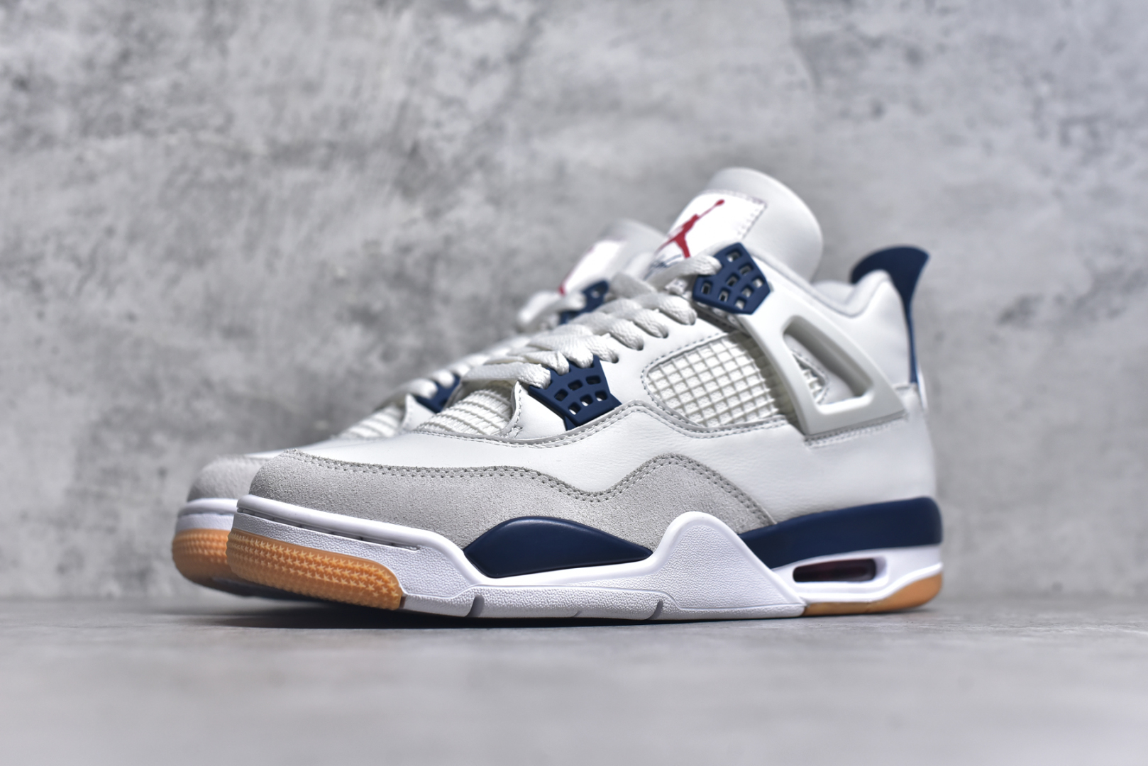 图片[2]-#NK SB x Air Jordan AJ4 联名海军蓝 白蓝 重点区分市面 唯一正确细节 后跟饰片中心位置有合模线 超弹硅胶材质 内层不织布补强 补强为硅胶提供更强耐久性 避免断裂 独家外贸特供尺码含 45.5 48.5 国内外口碑最好最推荐的产品 市场中端王者 亲自操刀耗时半年巨作 全套原纸板楦头开发 确保原汁原味 完美呈现四代版型 一比一鞋头弧度高度鞋身弧度 此版本只针对中端市场 皮料材质有所更替 其他数据细节工艺流程均保持一致 绝不口嗨 细节品控鞋型随意秒杀市面3XX 4XX 原厂TPU网格鞋带扣 正确内里网布 菱角分明不变形无多余毛边 柔软性质感一致于原鞋 市场唯一原厂鞋扣模具 背面可见隐藏注塑口 原厂织唛标 原厂飞人电绣工艺 尾指中部跳三针 独家绑鞋带手法 印刷中底布 四线拉帮 米色美纹纸贴合固定 进口港宝加持 后跟自然饱满 全鞋荧光划线卡点 追求极致完美 每一双都是工艺品 多重QC质检 超越公司货的品控标准 实实在在的免检产品 货号：DR5415-100 尺码：36 36.5 37.5 38 38.5 39 40 40.5 41 42 42.5 43 44 44.5 45 45.5 46 47.5 48.5-选品中心