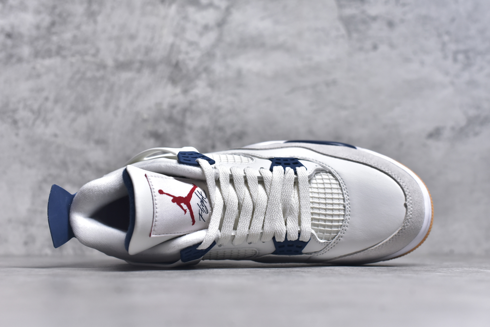 图片[4]-#NK SB x Air Jordan AJ4 联名海军蓝 白蓝 重点区分市面 唯一正确细节 后跟饰片中心位置有合模线 超弹硅胶材质 内层不织布补强 补强为硅胶提供更强耐久性 避免断裂 独家外贸特供尺码含 45.5 48.5 国内外口碑最好最推荐的产品 市场中端王者 亲自操刀耗时半年巨作 全套原纸板楦头开发 确保原汁原味 完美呈现四代版型 一比一鞋头弧度高度鞋身弧度 此版本只针对中端市场 皮料材质有所更替 其他数据细节工艺流程均保持一致 绝不口嗨 细节品控鞋型随意秒杀市面3XX 4XX 原厂TPU网格鞋带扣 正确内里网布 菱角分明不变形无多余毛边 柔软性质感一致于原鞋 市场唯一原厂鞋扣模具 背面可见隐藏注塑口 原厂织唛标 原厂飞人电绣工艺 尾指中部跳三针 独家绑鞋带手法 印刷中底布 四线拉帮 米色美纹纸贴合固定 进口港宝加持 后跟自然饱满 全鞋荧光划线卡点 追求极致完美 每一双都是工艺品 多重QC质检 超越公司货的品控标准 实实在在的免检产品 货号：DR5415-100 尺码：36 36.5 37.5 38 38.5 39 40 40.5 41 42 42.5 43 44 44.5 45 45.5 46 47.5 48.5-选品中心