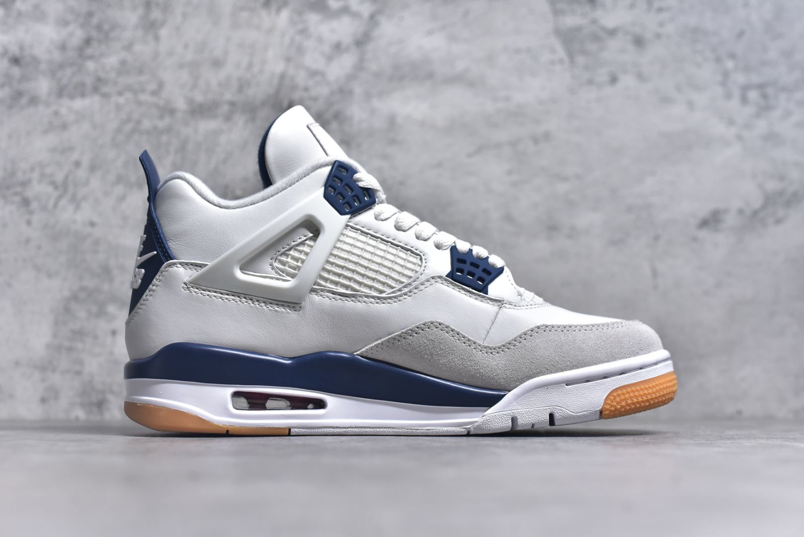 图片[3]-#NK SB x Air Jordan AJ4 联名海军蓝 白蓝 重点区分市面 唯一正确细节 后跟饰片中心位置有合模线 超弹硅胶材质 内层不织布补强 补强为硅胶提供更强耐久性 避免断裂 独家外贸特供尺码含 45.5 48.5 国内外口碑最好最推荐的产品 市场中端王者 亲自操刀耗时半年巨作 全套原纸板楦头开发 确保原汁原味 完美呈现四代版型 一比一鞋头弧度高度鞋身弧度 此版本只针对中端市场 皮料材质有所更替 其他数据细节工艺流程均保持一致 绝不口嗨 细节品控鞋型随意秒杀市面3XX 4XX 原厂TPU网格鞋带扣 正确内里网布 菱角分明不变形无多余毛边 柔软性质感一致于原鞋 市场唯一原厂鞋扣模具 背面可见隐藏注塑口 原厂织唛标 原厂飞人电绣工艺 尾指中部跳三针 独家绑鞋带手法 印刷中底布 四线拉帮 米色美纹纸贴合固定 进口港宝加持 后跟自然饱满 全鞋荧光划线卡点 追求极致完美 每一双都是工艺品 多重QC质检 超越公司货的品控标准 实实在在的免检产品 货号：DR5415-100 尺码：36 36.5 37.5 38 38.5 39 40 40.5 41 42 42.5 43 44 44.5 45 45.5 46 47.5 48.5-选品中心