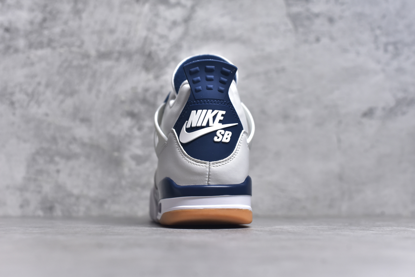 图片[5]-#NK SB x Air Jordan AJ4 联名海军蓝 白蓝 重点区分市面 唯一正确细节 后跟饰片中心位置有合模线 超弹硅胶材质 内层不织布补强 补强为硅胶提供更强耐久性 避免断裂 独家外贸特供尺码含 45.5 48.5 国内外口碑最好最推荐的产品 市场中端王者 亲自操刀耗时半年巨作 全套原纸板楦头开发 确保原汁原味 完美呈现四代版型 一比一鞋头弧度高度鞋身弧度 此版本只针对中端市场 皮料材质有所更替 其他数据细节工艺流程均保持一致 绝不口嗨 细节品控鞋型随意秒杀市面3XX 4XX 原厂TPU网格鞋带扣 正确内里网布 菱角分明不变形无多余毛边 柔软性质感一致于原鞋 市场唯一原厂鞋扣模具 背面可见隐藏注塑口 原厂织唛标 原厂飞人电绣工艺 尾指中部跳三针 独家绑鞋带手法 印刷中底布 四线拉帮 米色美纹纸贴合固定 进口港宝加持 后跟自然饱满 全鞋荧光划线卡点 追求极致完美 每一双都是工艺品 多重QC质检 超越公司货的品控标准 实实在在的免检产品 货号：DR5415-100 尺码：36 36.5 37.5 38 38.5 39 40 40.5 41 42 42.5 43 44 44.5 45 45.5 46 47.5 48.5-选品中心