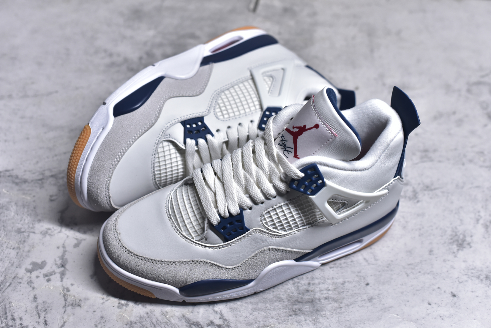 图片[7]-#NK SB x Air Jordan AJ4 联名海军蓝 白蓝 重点区分市面 唯一正确细节 后跟饰片中心位置有合模线 超弹硅胶材质 内层不织布补强 补强为硅胶提供更强耐久性 避免断裂 独家外贸特供尺码含 45.5 48.5 国内外口碑最好最推荐的产品 市场中端王者 亲自操刀耗时半年巨作 全套原纸板楦头开发 确保原汁原味 完美呈现四代版型 一比一鞋头弧度高度鞋身弧度 此版本只针对中端市场 皮料材质有所更替 其他数据细节工艺流程均保持一致 绝不口嗨 细节品控鞋型随意秒杀市面3XX 4XX 原厂TPU网格鞋带扣 正确内里网布 菱角分明不变形无多余毛边 柔软性质感一致于原鞋 市场唯一原厂鞋扣模具 背面可见隐藏注塑口 原厂织唛标 原厂飞人电绣工艺 尾指中部跳三针 独家绑鞋带手法 印刷中底布 四线拉帮 米色美纹纸贴合固定 进口港宝加持 后跟自然饱满 全鞋荧光划线卡点 追求极致完美 每一双都是工艺品 多重QC质检 超越公司货的品控标准 实实在在的免检产品 货号：DR5415-100 尺码：36 36.5 37.5 38 38.5 39 40 40.5 41 42 42.5 43 44 44.5 45 45.5 46 47.5 48.5-选品中心