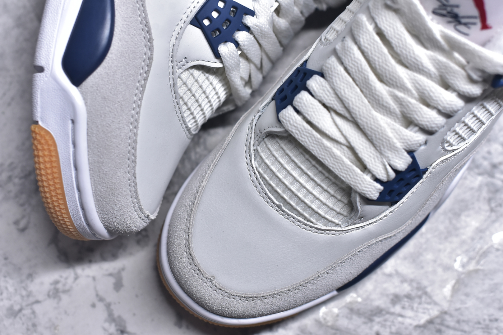 图片[8]-#NK SB x Air Jordan AJ4 联名海军蓝 白蓝 重点区分市面 唯一正确细节 后跟饰片中心位置有合模线 超弹硅胶材质 内层不织布补强 补强为硅胶提供更强耐久性 避免断裂 独家外贸特供尺码含 45.5 48.5 国内外口碑最好最推荐的产品 市场中端王者 亲自操刀耗时半年巨作 全套原纸板楦头开发 确保原汁原味 完美呈现四代版型 一比一鞋头弧度高度鞋身弧度 此版本只针对中端市场 皮料材质有所更替 其他数据细节工艺流程均保持一致 绝不口嗨 细节品控鞋型随意秒杀市面3XX 4XX 原厂TPU网格鞋带扣 正确内里网布 菱角分明不变形无多余毛边 柔软性质感一致于原鞋 市场唯一原厂鞋扣模具 背面可见隐藏注塑口 原厂织唛标 原厂飞人电绣工艺 尾指中部跳三针 独家绑鞋带手法 印刷中底布 四线拉帮 米色美纹纸贴合固定 进口港宝加持 后跟自然饱满 全鞋荧光划线卡点 追求极致完美 每一双都是工艺品 多重QC质检 超越公司货的品控标准 实实在在的免检产品 货号：DR5415-100 尺码：36 36.5 37.5 38 38.5 39 40 40.5 41 42 42.5 43 44 44.5 45 45.5 46 47.5 48.5-选品中心