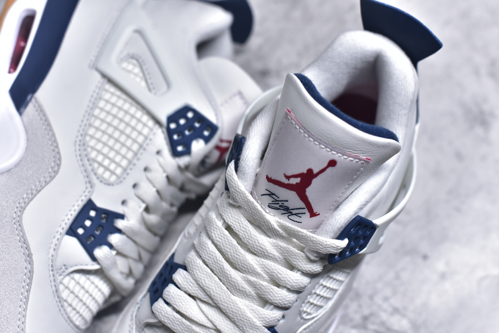 图片[9]-#NK SB x Air Jordan AJ4 联名海军蓝 白蓝 重点区分市面 唯一正确细节 后跟饰片中心位置有合模线 超弹硅胶材质 内层不织布补强 补强为硅胶提供更强耐久性 避免断裂 独家外贸特供尺码含 45.5 48.5 国内外口碑最好最推荐的产品 市场中端王者 亲自操刀耗时半年巨作 全套原纸板楦头开发 确保原汁原味 完美呈现四代版型 一比一鞋头弧度高度鞋身弧度 此版本只针对中端市场 皮料材质有所更替 其他数据细节工艺流程均保持一致 绝不口嗨 细节品控鞋型随意秒杀市面3XX 4XX 原厂TPU网格鞋带扣 正确内里网布 菱角分明不变形无多余毛边 柔软性质感一致于原鞋 市场唯一原厂鞋扣模具 背面可见隐藏注塑口 原厂织唛标 原厂飞人电绣工艺 尾指中部跳三针 独家绑鞋带手法 印刷中底布 四线拉帮 米色美纹纸贴合固定 进口港宝加持 后跟自然饱满 全鞋荧光划线卡点 追求极致完美 每一双都是工艺品 多重QC质检 超越公司货的品控标准 实实在在的免检产品 货号：DR5415-100 尺码：36 36.5 37.5 38 38.5 39 40 40.5 41 42 42.5 43 44 44.5 45 45.5 46 47.5 48.5-选品中心