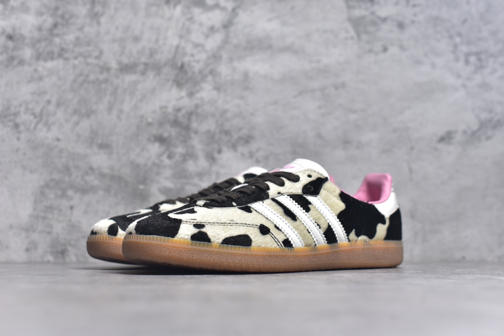 图片[2]-#AD ORIGINALS SAMBA OG SHOES 经典运动鞋小白鞋 奶牛🐄花纹 「T头鞋」男女板鞋 彰显休闲摩登风情的时尚经典鞋。它诞生于50年代的足球场，随后走向街头和秀场。adidas Samba自成一格，堪称时尚标杆。这款Samba OG经典鞋，采用毛绒织物鞋面，搭配橡胶外底，舒适休闲。含锯齿三条纹和别致T形鞋头，致敬Samba的传统设计。缀低调烫金细节，更添型格。忠于本源，热爱不老。• 常规版型• 系带设计• 织物鞋面• 织物衬里• 橡胶外底。 货号：JR1256 尺码：35-45-选品中心