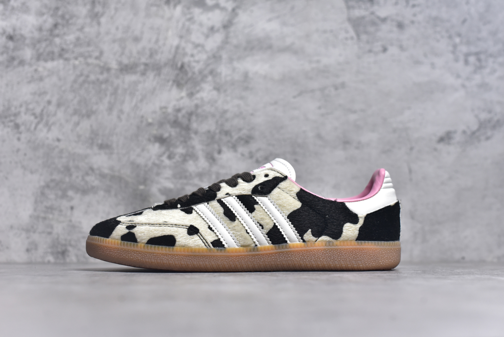 #AD ORIGINALS SAMBA OG SHOES 经典运动鞋小白鞋 奶牛🐄花纹 「T头鞋」男女板鞋 彰显休闲摩登风情的时尚经典鞋。它诞生于50年代的足球场，随后走向街头和秀场。adidas Samba自成一格，堪称时尚标杆。这款Samba OG经典鞋，采用毛绒织物鞋面，搭配橡胶外底，舒适休闲。含锯齿三条纹和别致T形鞋头，致敬Samba的传统设计。缀低调烫金细节，更添型格。忠于本源，热爱不老。• 常规版型• 系带设计• 织物鞋面• 织物衬里• 橡胶外底。 货号：JR1256 尺码：35-45-选品中心