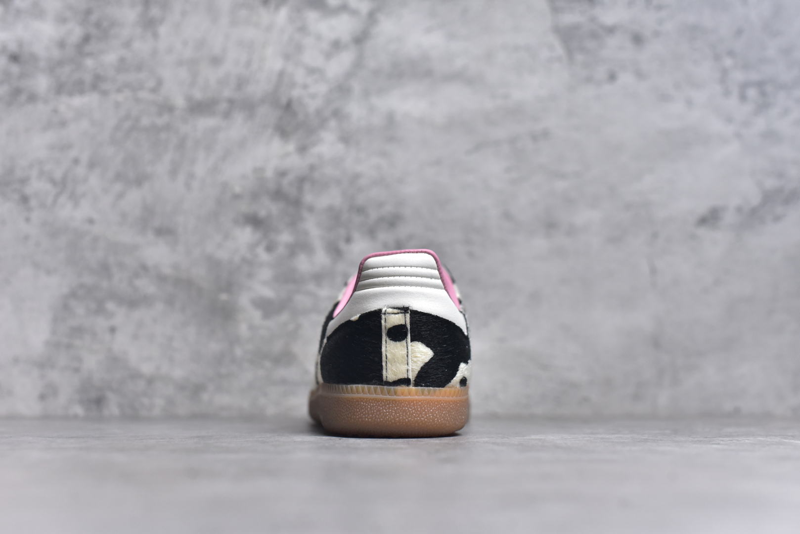 图片[5]-#AD ORIGINALS SAMBA OG SHOES 经典运动鞋小白鞋 奶牛🐄花纹 「T头鞋」男女板鞋 彰显休闲摩登风情的时尚经典鞋。它诞生于50年代的足球场，随后走向街头和秀场。adidas Samba自成一格，堪称时尚标杆。这款Samba OG经典鞋，采用毛绒织物鞋面，搭配橡胶外底，舒适休闲。含锯齿三条纹和别致T形鞋头，致敬Samba的传统设计。缀低调烫金细节，更添型格。忠于本源，热爱不老。• 常规版型• 系带设计• 织物鞋面• 织物衬里• 橡胶外底。 货号：JR1256 尺码：35-45-选品中心