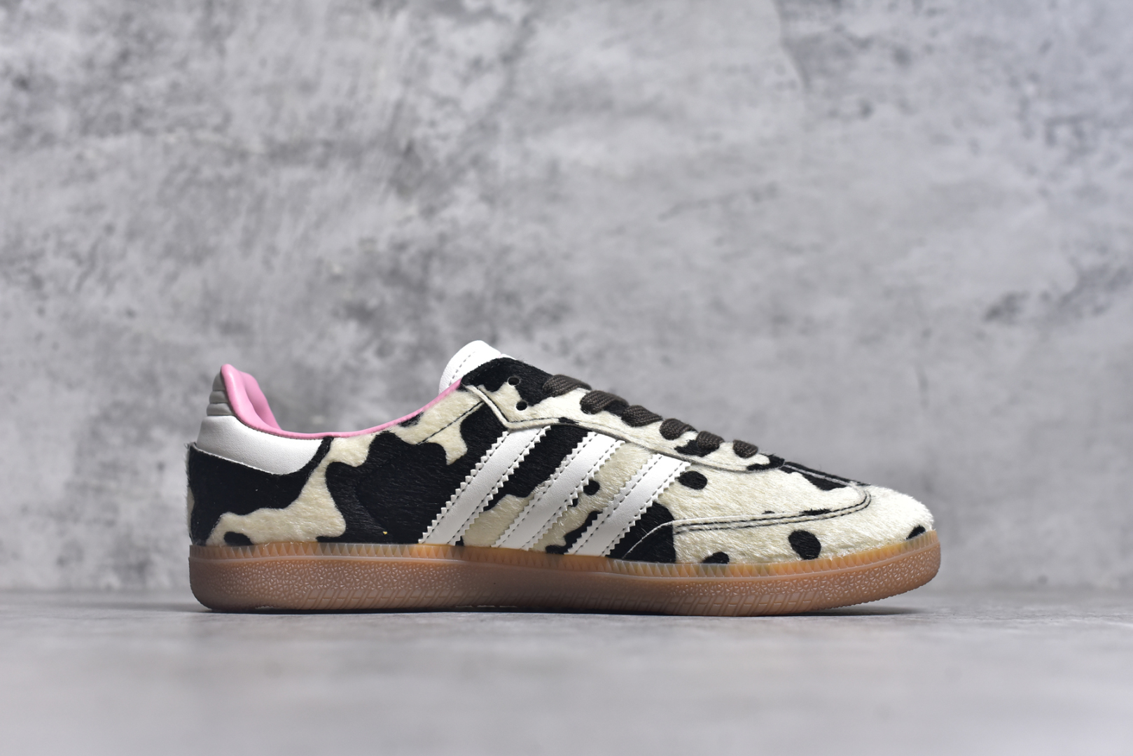 图片[3]-#AD ORIGINALS SAMBA OG SHOES 经典运动鞋小白鞋 奶牛🐄花纹 「T头鞋」男女板鞋 彰显休闲摩登风情的时尚经典鞋。它诞生于50年代的足球场，随后走向街头和秀场。adidas Samba自成一格，堪称时尚标杆。这款Samba OG经典鞋，采用毛绒织物鞋面，搭配橡胶外底，舒适休闲。含锯齿三条纹和别致T形鞋头，致敬Samba的传统设计。缀低调烫金细节，更添型格。忠于本源，热爱不老。• 常规版型• 系带设计• 织物鞋面• 织物衬里• 橡胶外底。 货号：JR1256 尺码：35-45-选品中心