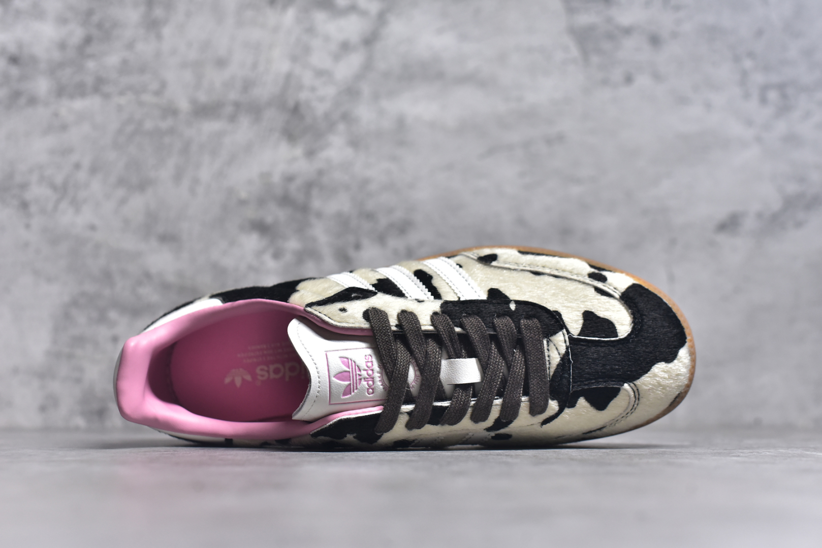 图片[4]-#AD ORIGINALS SAMBA OG SHOES 经典运动鞋小白鞋 奶牛🐄花纹 「T头鞋」男女板鞋 彰显休闲摩登风情的时尚经典鞋。它诞生于50年代的足球场，随后走向街头和秀场。adidas Samba自成一格，堪称时尚标杆。这款Samba OG经典鞋，采用毛绒织物鞋面，搭配橡胶外底，舒适休闲。含锯齿三条纹和别致T形鞋头，致敬Samba的传统设计。缀低调烫金细节，更添型格。忠于本源，热爱不老。• 常规版型• 系带设计• 织物鞋面• 织物衬里• 橡胶外底。 货号：JR1256 尺码：35-45-选品中心
