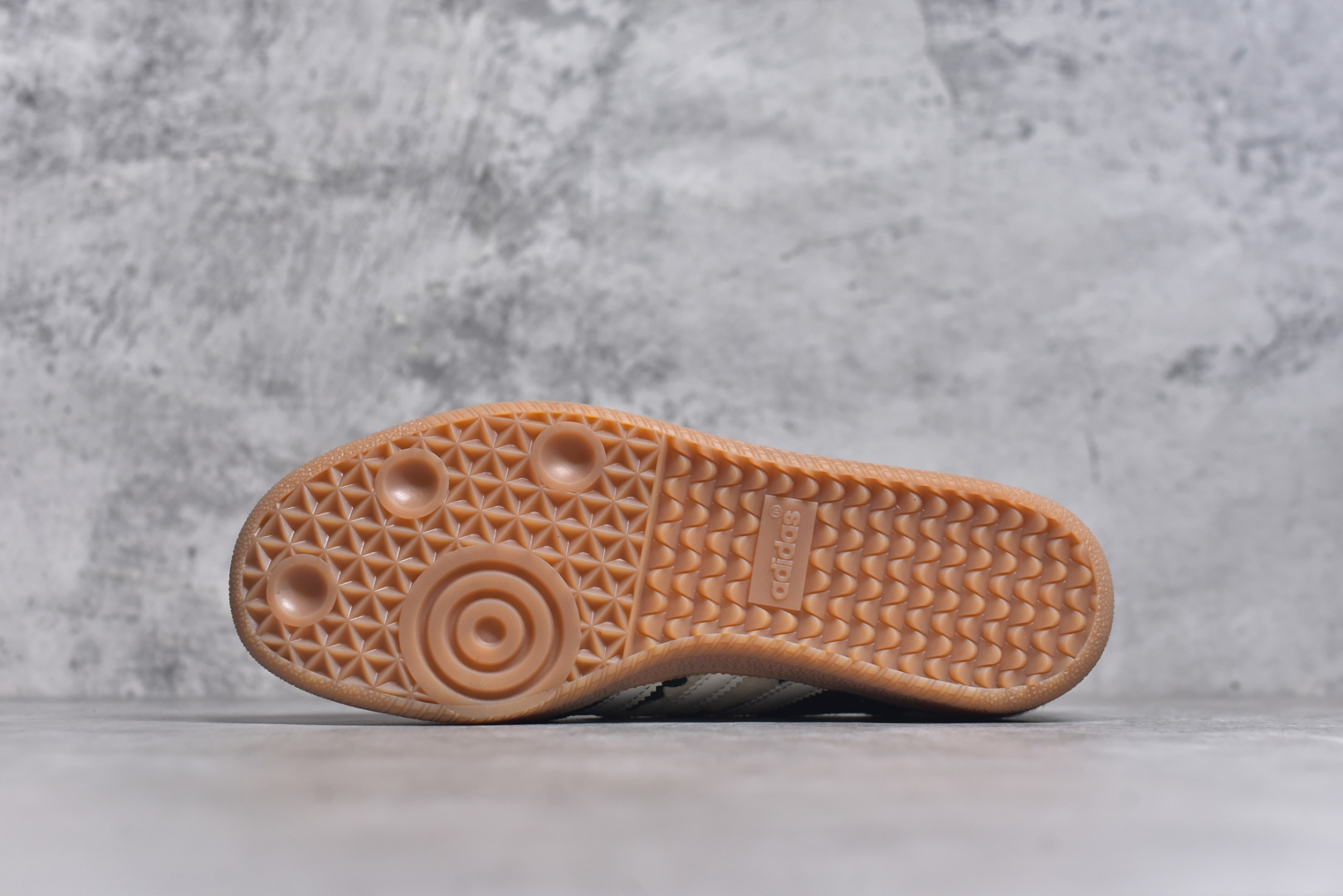 图片[6]-#AD ORIGINALS SAMBA OG SHOES 经典运动鞋小白鞋 奶牛🐄花纹 「T头鞋」男女板鞋 彰显休闲摩登风情的时尚经典鞋。它诞生于50年代的足球场，随后走向街头和秀场。adidas Samba自成一格，堪称时尚标杆。这款Samba OG经典鞋，采用毛绒织物鞋面，搭配橡胶外底，舒适休闲。含锯齿三条纹和别致T形鞋头，致敬Samba的传统设计。缀低调烫金细节，更添型格。忠于本源，热爱不老。• 常规版型• 系带设计• 织物鞋面• 织物衬里• 橡胶外底。 货号：JR1256 尺码：35-45-选品中心
