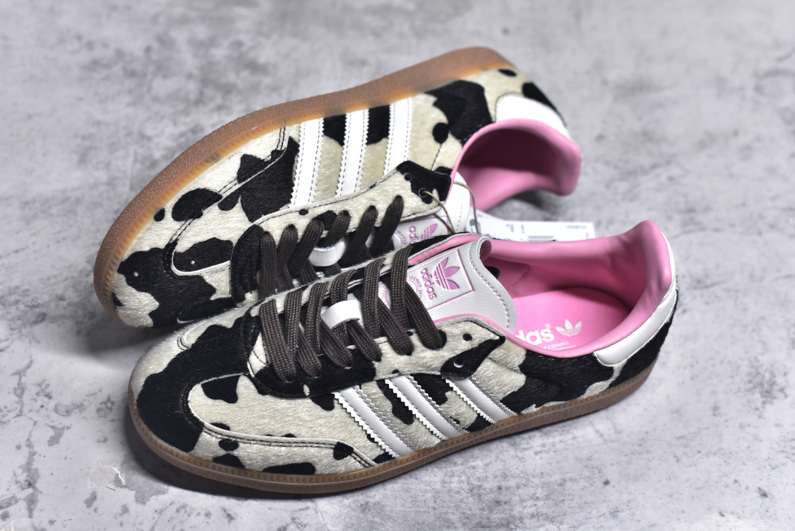 图片[7]-#AD ORIGINALS SAMBA OG SHOES 经典运动鞋小白鞋 奶牛🐄花纹 「T头鞋」男女板鞋 彰显休闲摩登风情的时尚经典鞋。它诞生于50年代的足球场，随后走向街头和秀场。adidas Samba自成一格，堪称时尚标杆。这款Samba OG经典鞋，采用毛绒织物鞋面，搭配橡胶外底，舒适休闲。含锯齿三条纹和别致T形鞋头，致敬Samba的传统设计。缀低调烫金细节，更添型格。忠于本源，热爱不老。• 常规版型• 系带设计• 织物鞋面• 织物衬里• 橡胶外底。 货号：JR1256 尺码：35-45-选品中心