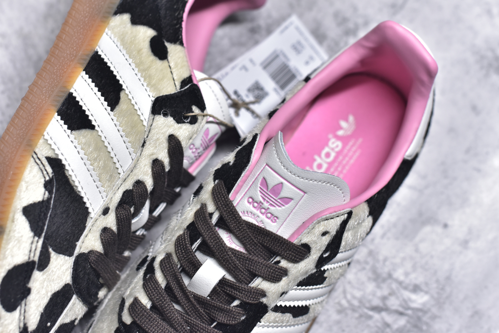 图片[9]-#AD ORIGINALS SAMBA OG SHOES 经典运动鞋小白鞋 奶牛🐄花纹 「T头鞋」男女板鞋 彰显休闲摩登风情的时尚经典鞋。它诞生于50年代的足球场，随后走向街头和秀场。adidas Samba自成一格，堪称时尚标杆。这款Samba OG经典鞋，采用毛绒织物鞋面，搭配橡胶外底，舒适休闲。含锯齿三条纹和别致T形鞋头，致敬Samba的传统设计。缀低调烫金细节，更添型格。忠于本源，热爱不老。• 常规版型• 系带设计• 织物鞋面• 织物衬里• 橡胶外底。 货号：JR1256 尺码：35-45-选品中心