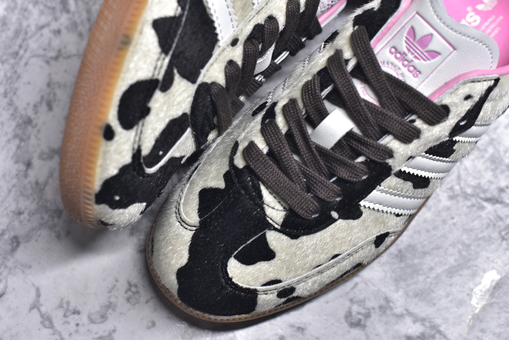 图片[8]-#AD ORIGINALS SAMBA OG SHOES 经典运动鞋小白鞋 奶牛🐄花纹 「T头鞋」男女板鞋 彰显休闲摩登风情的时尚经典鞋。它诞生于50年代的足球场，随后走向街头和秀场。adidas Samba自成一格，堪称时尚标杆。这款Samba OG经典鞋，采用毛绒织物鞋面，搭配橡胶外底，舒适休闲。含锯齿三条纹和别致T形鞋头，致敬Samba的传统设计。缀低调烫金细节，更添型格。忠于本源，热爱不老。• 常规版型• 系带设计• 织物鞋面• 织物衬里• 橡胶外底。 货号：JR1256 尺码：35-45-选品中心
