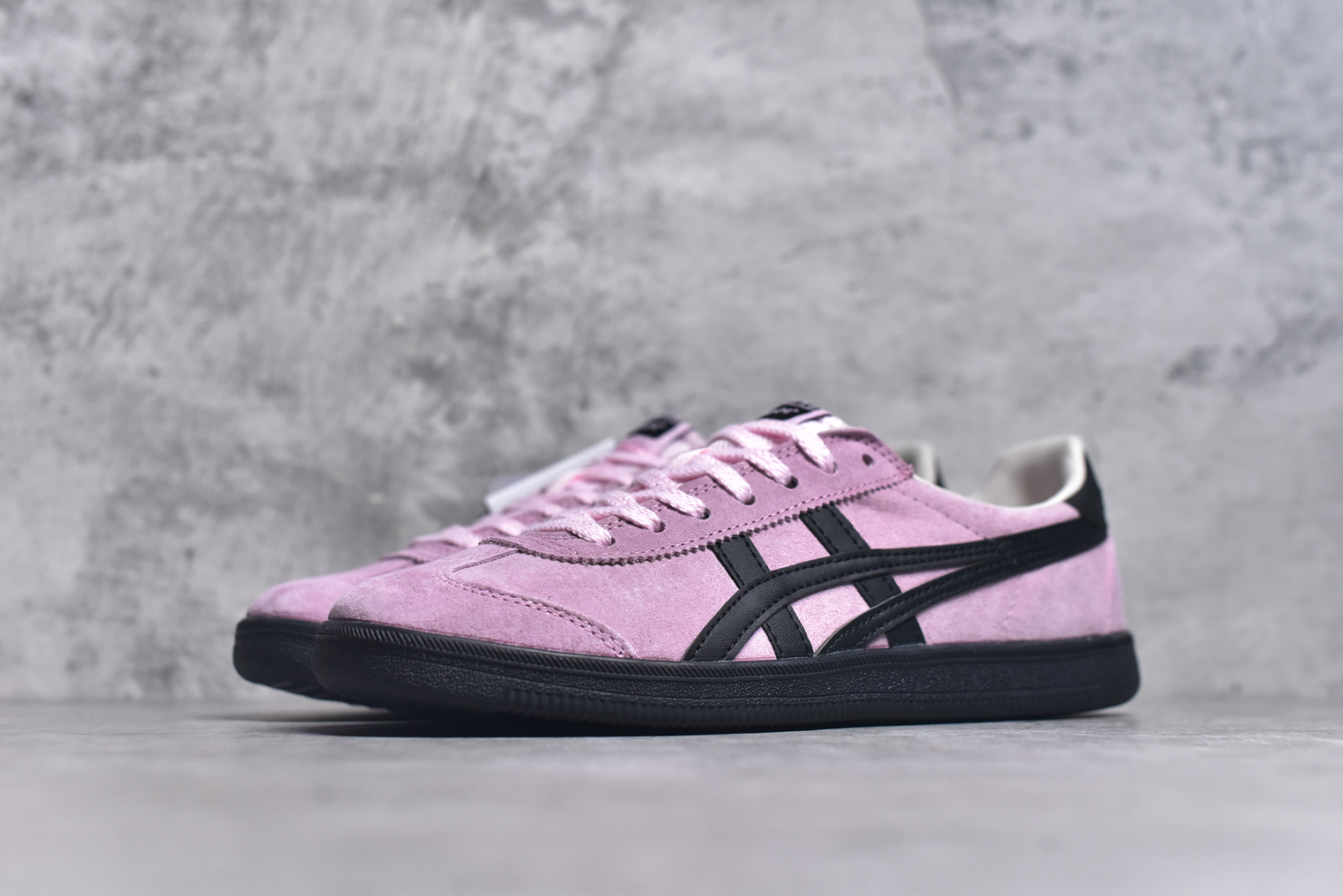 图片[2]-#亚瑟士 Onitsuka Tiger Tokuten 复古低帮休闲跑鞋 实拍首发 TOKUTEN的灵感来源于80年代的室内用鞋 T-TOE前足补强设计 室内鞋的橡胶大底元素复古经典 是TIGER拥趸追捧款鞋跟 鞋舌处印有鬼塚虎特有的品牌logo标志提升品牌的认知度 柔软内里材质 穿着更加舒适改良后的鞋底设计 更具防滑性货号：1183A907-701 尺码：36-41-选品中心