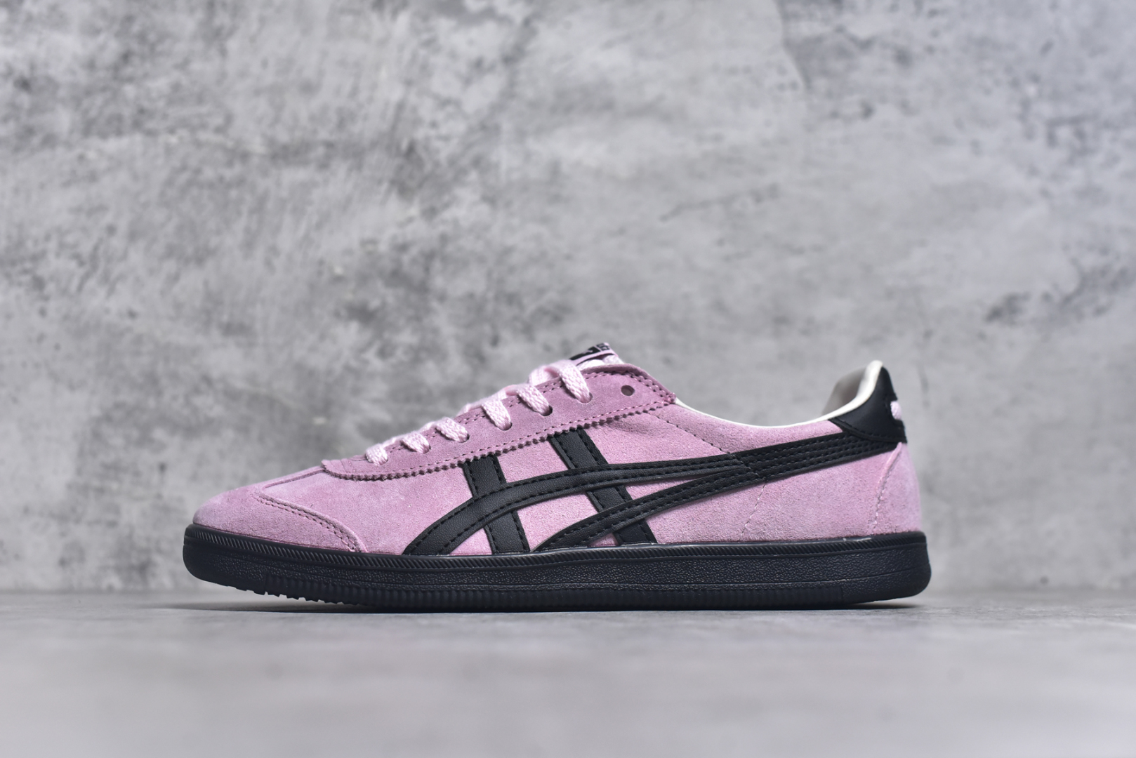 #亚瑟士 Onitsuka Tiger Tokuten 复古低帮休闲跑鞋 实拍首发 TOKUTEN的灵感来源于80年代的室内用鞋 T-TOE前足补强设计 室内鞋的橡胶大底元素复古经典 是TIGER拥趸追捧款鞋跟 鞋舌处印有鬼塚虎特有的品牌logo标志提升品牌的认知度 柔软内里材质 穿着更加舒适改良后的鞋底设计 更具防滑性货号：1183A907-701 尺码：36-41-选品中心