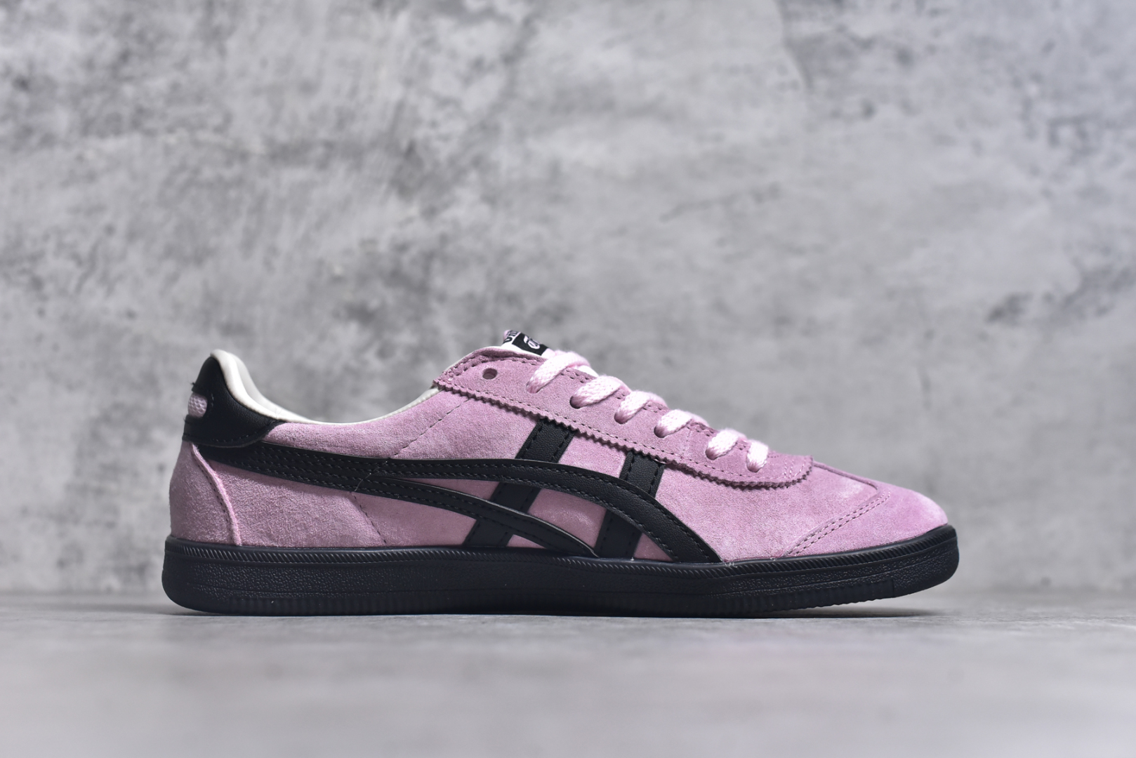 图片[3]-#亚瑟士 Onitsuka Tiger Tokuten 复古低帮休闲跑鞋 实拍首发 TOKUTEN的灵感来源于80年代的室内用鞋 T-TOE前足补强设计 室内鞋的橡胶大底元素复古经典 是TIGER拥趸追捧款鞋跟 鞋舌处印有鬼塚虎特有的品牌logo标志提升品牌的认知度 柔软内里材质 穿着更加舒适改良后的鞋底设计 更具防滑性货号：1183A907-701 尺码：36-41-选品中心