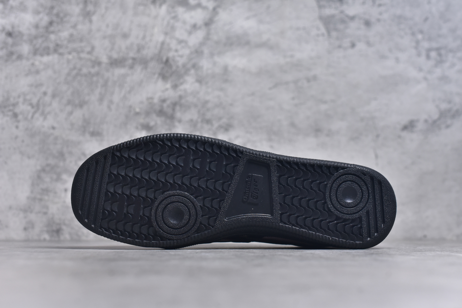 图片[6]-#亚瑟士 Onitsuka Tiger Tokuten 复古低帮休闲跑鞋 实拍首发 TOKUTEN的灵感来源于80年代的室内用鞋 T-TOE前足补强设计 室内鞋的橡胶大底元素复古经典 是TIGER拥趸追捧款鞋跟 鞋舌处印有鬼塚虎特有的品牌logo标志提升品牌的认知度 柔软内里材质 穿着更加舒适改良后的鞋底设计 更具防滑性货号：1183A907-701 尺码：36-41-选品中心