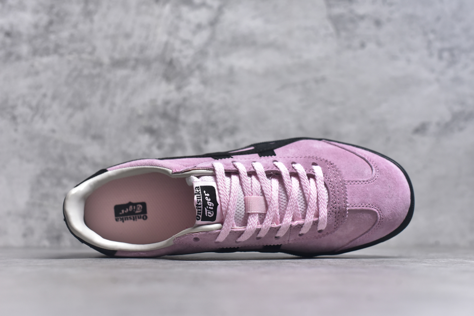 图片[4]-#亚瑟士 Onitsuka Tiger Tokuten 复古低帮休闲跑鞋 实拍首发 TOKUTEN的灵感来源于80年代的室内用鞋 T-TOE前足补强设计 室内鞋的橡胶大底元素复古经典 是TIGER拥趸追捧款鞋跟 鞋舌处印有鬼塚虎特有的品牌logo标志提升品牌的认知度 柔软内里材质 穿着更加舒适改良后的鞋底设计 更具防滑性货号：1183A907-701 尺码：36-41-选品中心