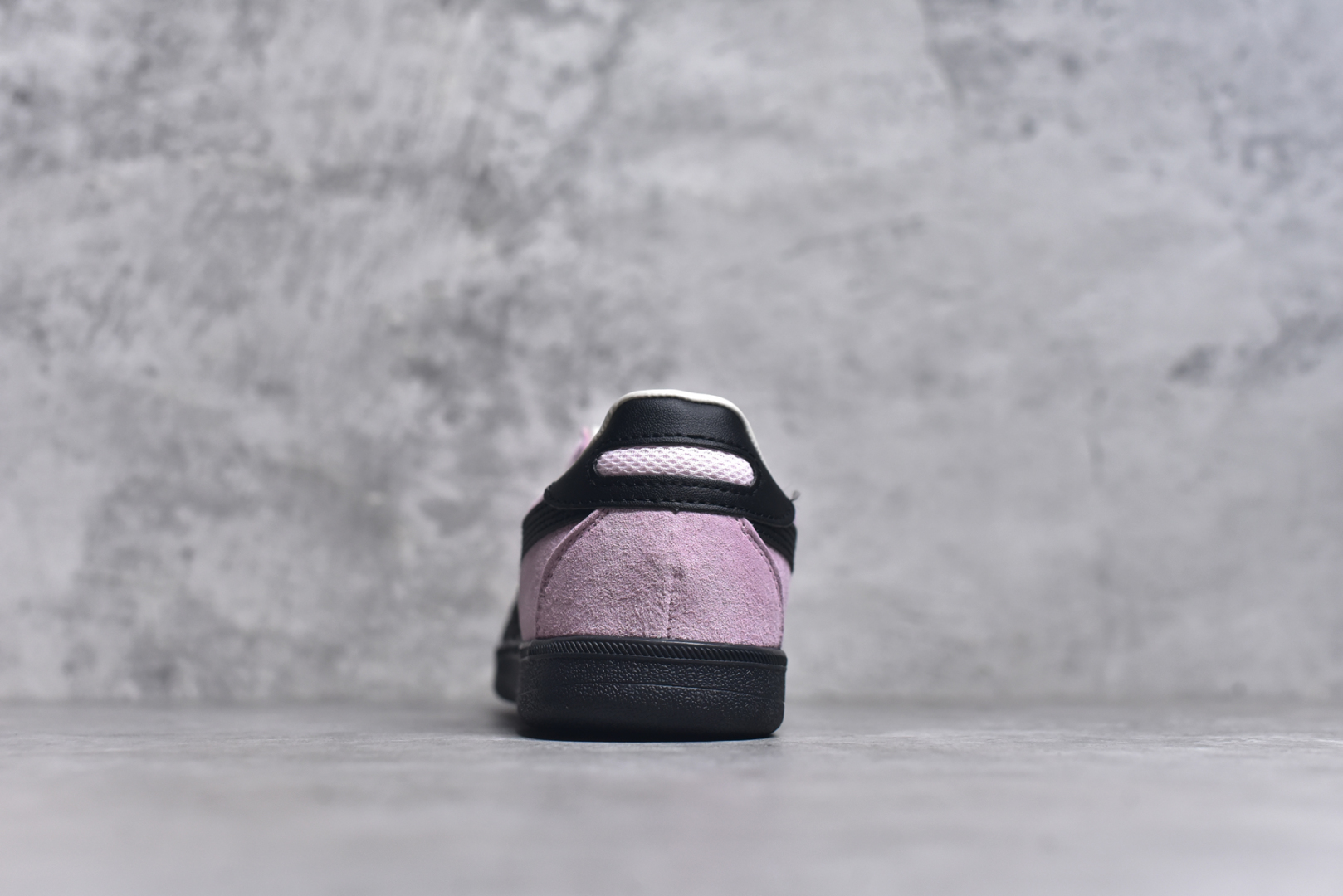图片[5]-#亚瑟士 Onitsuka Tiger Tokuten 复古低帮休闲跑鞋 实拍首发 TOKUTEN的灵感来源于80年代的室内用鞋 T-TOE前足补强设计 室内鞋的橡胶大底元素复古经典 是TIGER拥趸追捧款鞋跟 鞋舌处印有鬼塚虎特有的品牌logo标志提升品牌的认知度 柔软内里材质 穿着更加舒适改良后的鞋底设计 更具防滑性货号：1183A907-701 尺码：36-41-选品中心