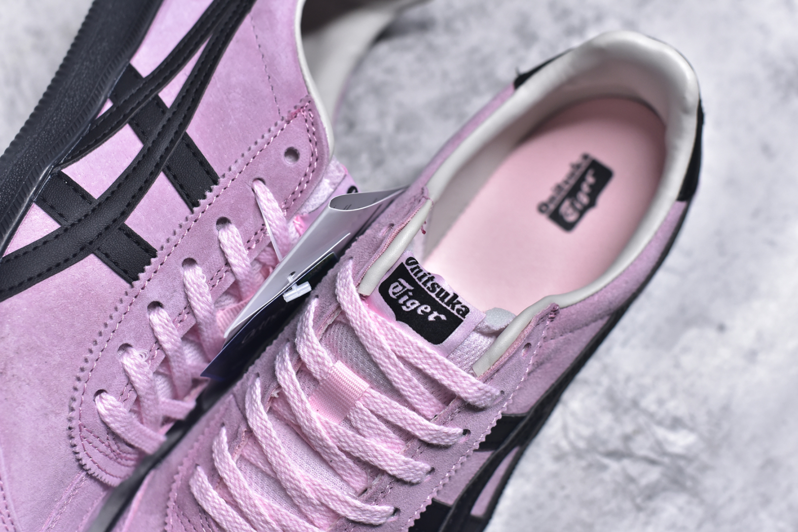 图片[9]-#亚瑟士 Onitsuka Tiger Tokuten 复古低帮休闲跑鞋 实拍首发 TOKUTEN的灵感来源于80年代的室内用鞋 T-TOE前足补强设计 室内鞋的橡胶大底元素复古经典 是TIGER拥趸追捧款鞋跟 鞋舌处印有鬼塚虎特有的品牌logo标志提升品牌的认知度 柔软内里材质 穿着更加舒适改良后的鞋底设计 更具防滑性货号：1183A907-701 尺码：36-41-选品中心
