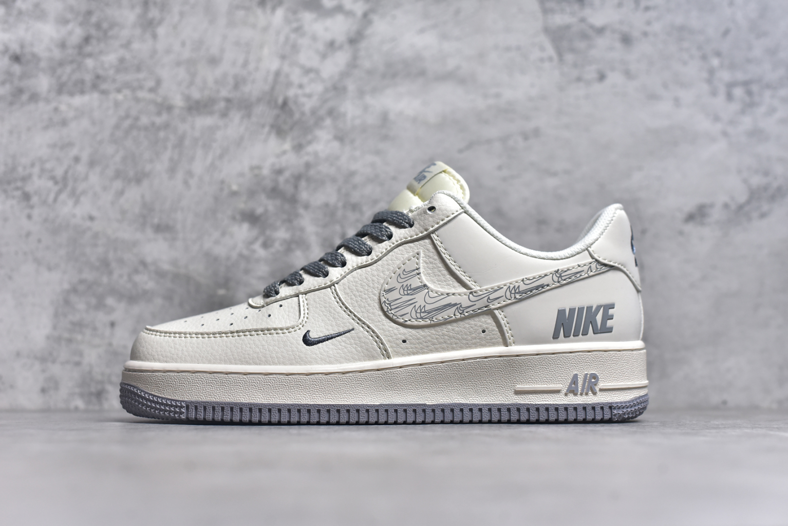 #Nike Air Force 1\’07 Low 耐克联名 米灰多小勾 空军一号低帮休闲板鞋 HH7518-048 #原楦头原纸板 原装鞋盒 定制五金配件 内置全掌气垫 原厂鞋底尺码：36 36.5 37.5 38 38.5 39 40 40.5 41 42 42.5 43 44 44.5 45-选品中心