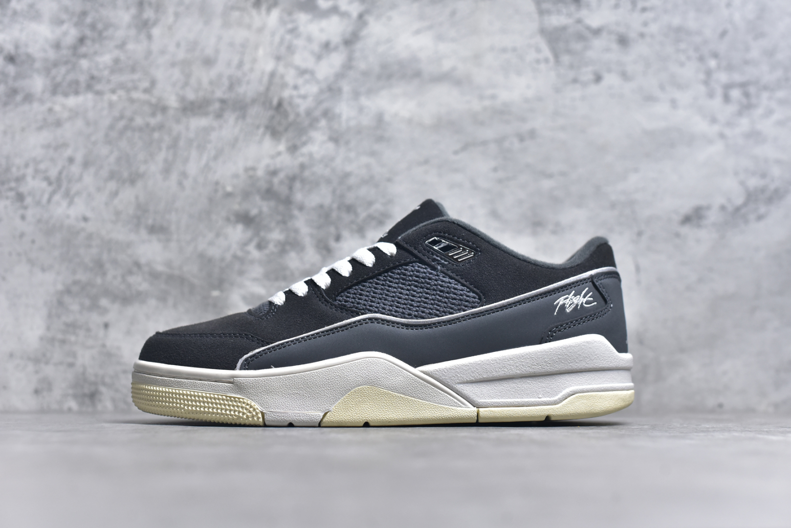 #乔丹Air Jordan Flight Court 乔丹低帮复古篮球鞋 设计简约又不失复古韵味鞋内的鞋垫柔软且有弹性 能够很好地缓冲落地时的冲击力鞋面的材质贴合脚部 鞋底的纹路设计合理 抓地力很强 尺码： 36 36.5 37.5 38 38.5 39 40 40.5 41 42 42.5 43 44 45 46 货号HF3255-002-选品中心