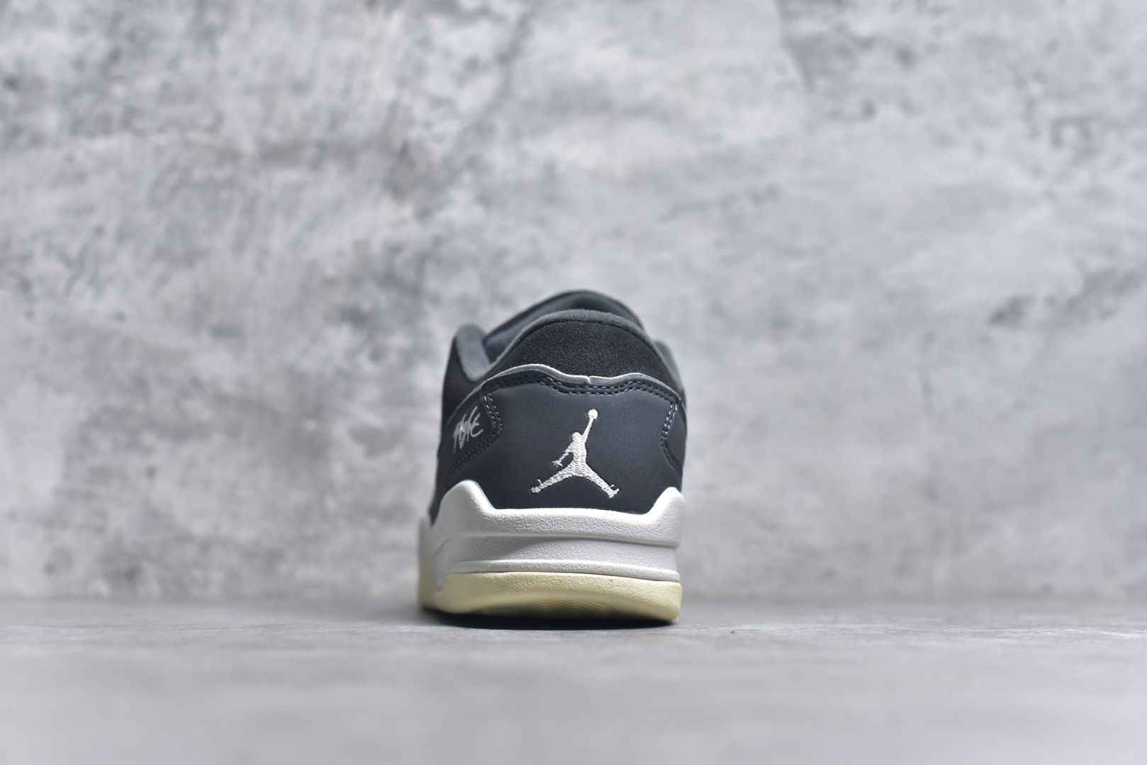 图片[5]-#乔丹Air Jordan Flight Court 乔丹低帮复古篮球鞋 设计简约又不失复古韵味鞋内的鞋垫柔软且有弹性 能够很好地缓冲落地时的冲击力鞋面的材质贴合脚部 鞋底的纹路设计合理 抓地力很强 尺码： 36 36.5 37.5 38 38.5 39 40 40.5 41 42 42.5 43 44 45 46 货号HF3255-002-选品中心