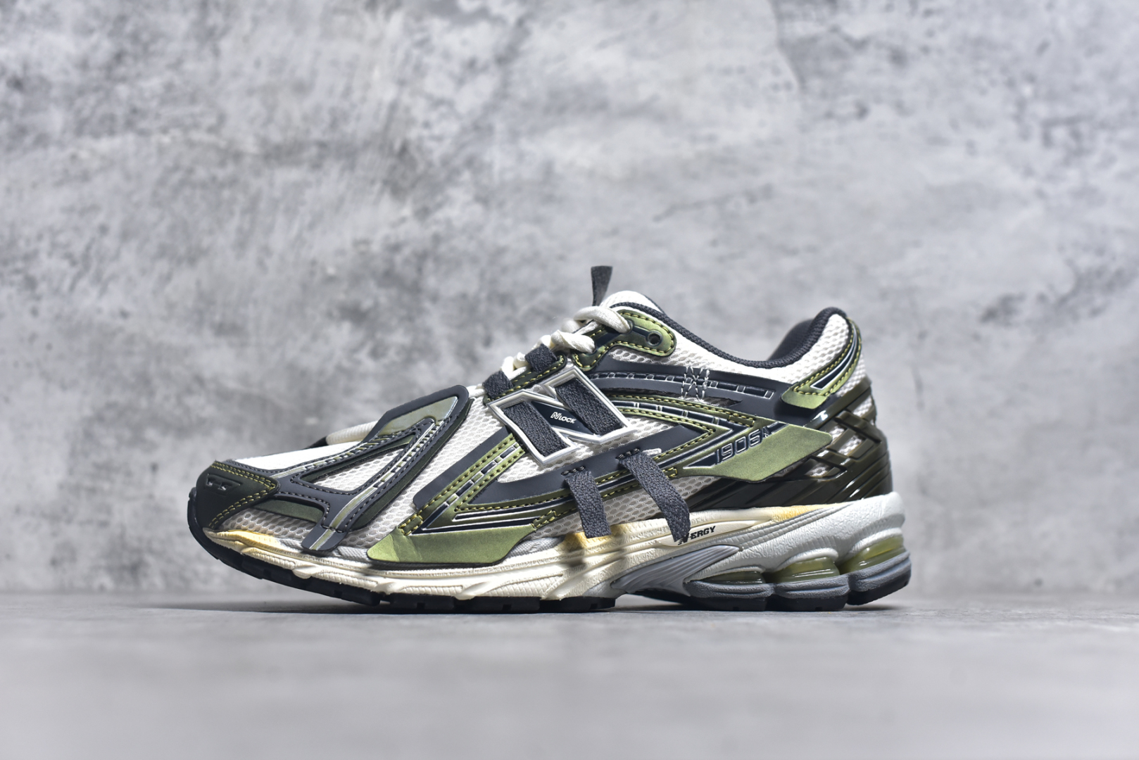 #New Balance M1906系列 复古单品宝藏老爹鞋款 公司级 复古元素叠加 质感超级棒 楦版型材料细节做工精细 作为NB最经典的档案鞋型之一 与2002一样，1906有着NB最成熟的技术加持和复古款式，而本次推出的版本参照2002r的定位，相信会在性价两端做出权衡。单从造型上来看，依旧是vibe风格，味道很正，细节也很酷，这双1906r无疑必能打入复古跑鞋爱好者的年度鞋款名录货号：U1906ANA 尺码：36 37 37.5 38 38.5 39.5 40 40.5 41.5 42 42.5 43 44 45 46.5-选品中心