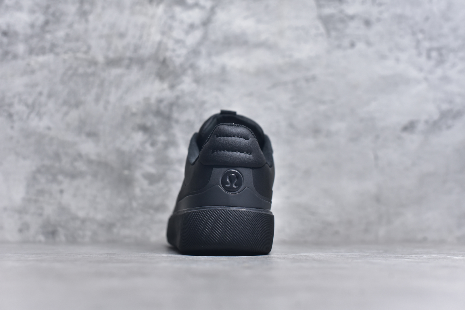 图片[5]-#lululemon Cityverse 露露乐檬极简主义减震耐磨低帮生活休闲鞋 Cityverse将运动性能融入经典休闲鞋中，中底提供出色缓震，并贴合足部曲线，带来全天候的舒适感。鞋面采用两种材质拼接，且前半部分采用热熔压胶处理，无任何缝线，保留了鞋身整体性。模制泡沫的鞋垫带来上乘的脚感，在平日休闲穿着时不会磨脚，也能提供轻质软弹的效果。25年来，lululemon一直秉持“感受为先”的设计理念，并相信更好的感受带来更好的表现。此次男鞋的设计亦是如此。投入多年研究，针对男性在不同运动场景中的脚步形态设计了不同鞋履款式。同时，还进行了生物力学与形态学研究，为“他”带来更好的贴合度和感受。尺码：36 36.5 37.5 38 38.5 39 40 40.5 41 42 42.5 43 44 45-选品中心