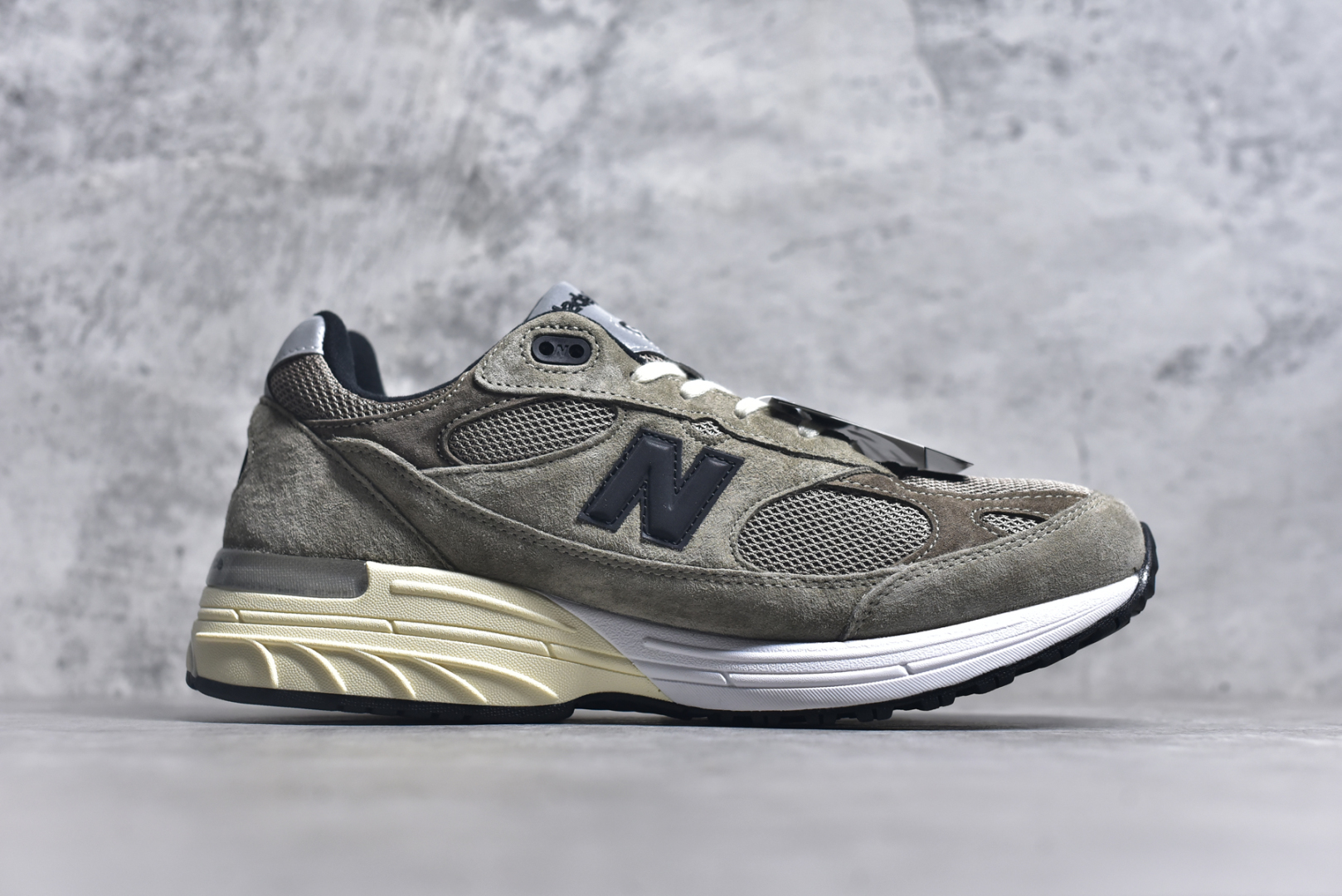 图片[3]-#New Balance U993JJ 新百伦NB993 JJJJound 联名总统复古慢跑鞋 军绿色 正确3M反光细节 原楦原纸版开发 正确6层组合底模精密开发 后跟透明TPU水晶装饰条稳固 沿用了引以为傲的跑鞋手工技艺 采用猪皮绒面并包裹局部透气网面的鞋身设计 菱网鞋舌上刻有New Balance USA 鞋面依旧身着经典的大热之灰 彰显了其高端的品质身份 尺码：36-46.5-选品中心