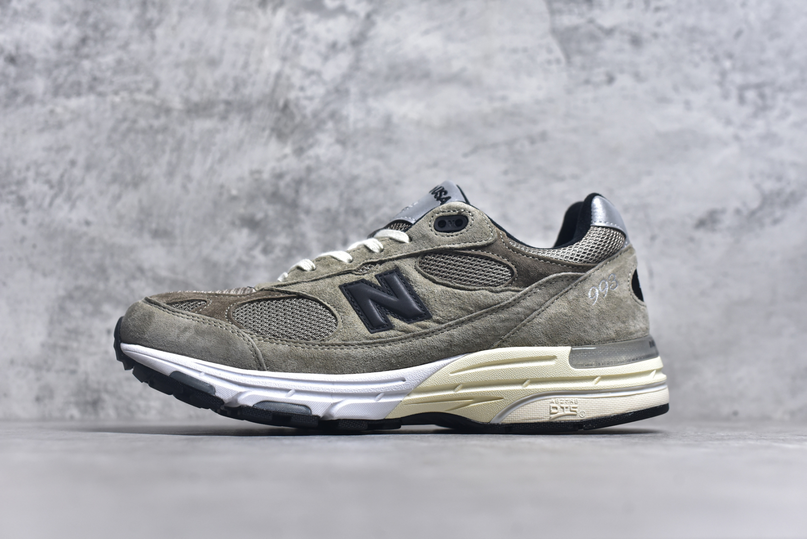 #New Balance U993JJ 新百伦NB993 JJJJound 联名总统复古慢跑鞋 军绿色 正确3M反光细节 原楦原纸版开发 正确6层组合底模精密开发 后跟透明TPU水晶装饰条稳固 沿用了引以为傲的跑鞋手工技艺 采用猪皮绒面并包裹局部透气网面的鞋身设计 菱网鞋舌上刻有New Balance USA 鞋面依旧身着经典的大热之灰 彰显了其高端的品质身份 尺码：36-46.5-选品中心