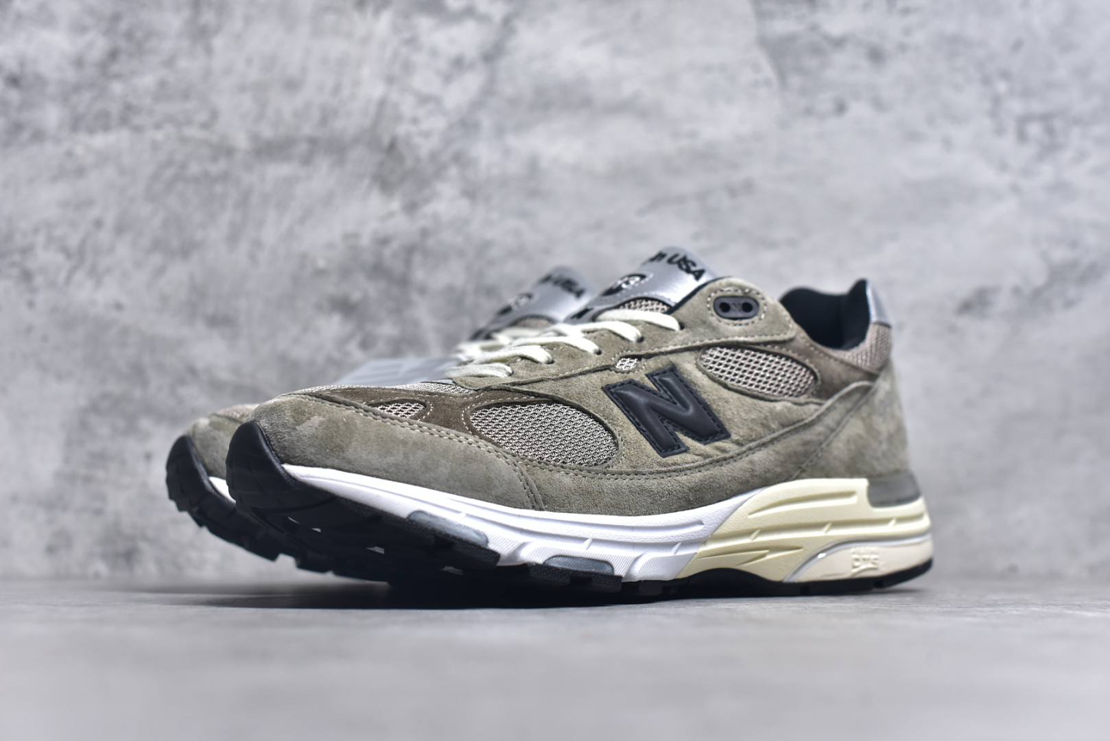 图片[2]-#New Balance U993JJ 新百伦NB993 JJJJound 联名总统复古慢跑鞋 军绿色 正确3M反光细节 原楦原纸版开发 正确6层组合底模精密开发 后跟透明TPU水晶装饰条稳固 沿用了引以为傲的跑鞋手工技艺 采用猪皮绒面并包裹局部透气网面的鞋身设计 菱网鞋舌上刻有New Balance USA 鞋面依旧身着经典的大热之灰 彰显了其高端的品质身份 尺码：36-46.5-选品中心