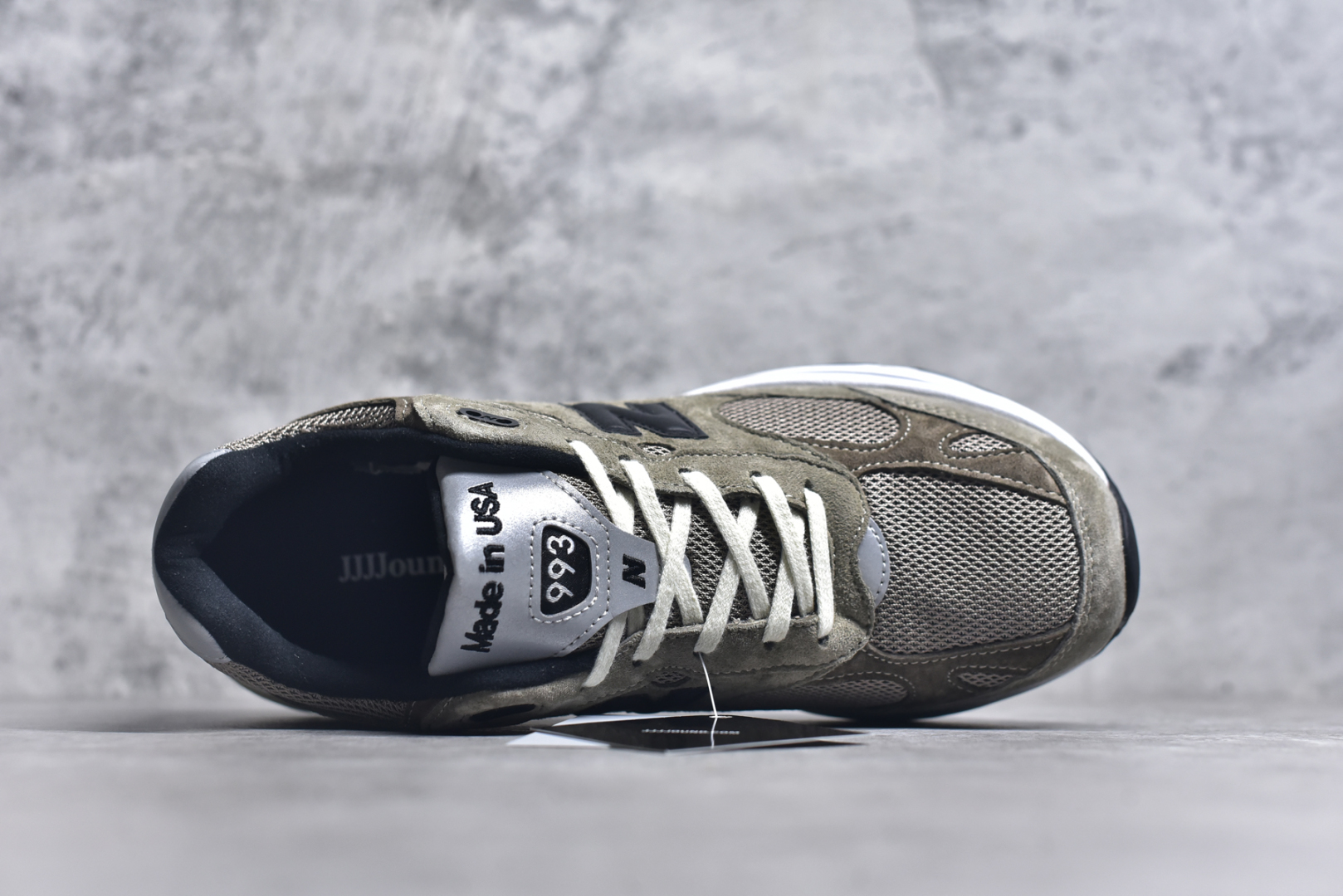 图片[4]-#New Balance U993JJ 新百伦NB993 JJJJound 联名总统复古慢跑鞋 军绿色 正确3M反光细节 原楦原纸版开发 正确6层组合底模精密开发 后跟透明TPU水晶装饰条稳固 沿用了引以为傲的跑鞋手工技艺 采用猪皮绒面并包裹局部透气网面的鞋身设计 菱网鞋舌上刻有New Balance USA 鞋面依旧身着经典的大热之灰 彰显了其高端的品质身份 尺码：36-46.5-选品中心