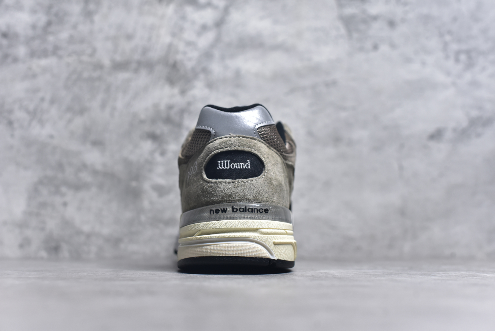 图片[5]-#New Balance U993JJ 新百伦NB993 JJJJound 联名总统复古慢跑鞋 军绿色 正确3M反光细节 原楦原纸版开发 正确6层组合底模精密开发 后跟透明TPU水晶装饰条稳固 沿用了引以为傲的跑鞋手工技艺 采用猪皮绒面并包裹局部透气网面的鞋身设计 菱网鞋舌上刻有New Balance USA 鞋面依旧身着经典的大热之灰 彰显了其高端的品质身份 尺码：36-46.5-选品中心