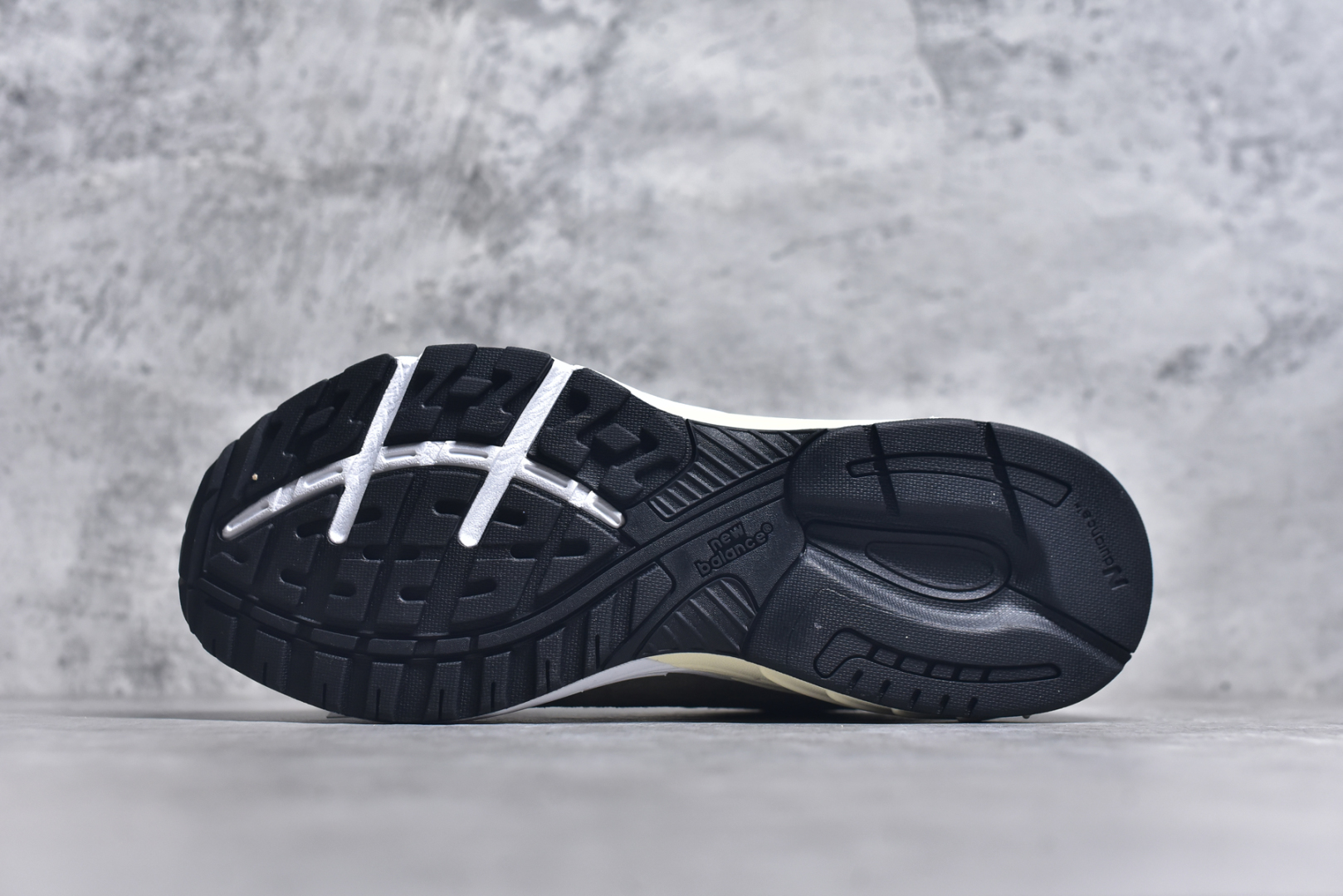 图片[6]-#New Balance U993JJ 新百伦NB993 JJJJound 联名总统复古慢跑鞋 军绿色 正确3M反光细节 原楦原纸版开发 正确6层组合底模精密开发 后跟透明TPU水晶装饰条稳固 沿用了引以为傲的跑鞋手工技艺 采用猪皮绒面并包裹局部透气网面的鞋身设计 菱网鞋舌上刻有New Balance USA 鞋面依旧身着经典的大热之灰 彰显了其高端的品质身份 尺码：36-46.5-选品中心