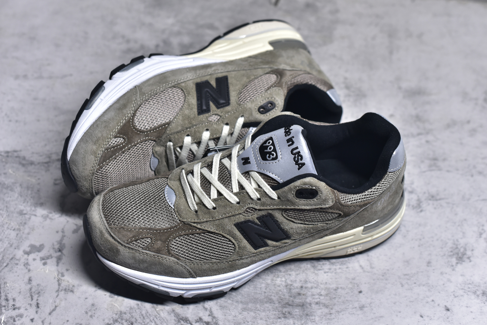 图片[7]-#New Balance U993JJ 新百伦NB993 JJJJound 联名总统复古慢跑鞋 军绿色 正确3M反光细节 原楦原纸版开发 正确6层组合底模精密开发 后跟透明TPU水晶装饰条稳固 沿用了引以为傲的跑鞋手工技艺 采用猪皮绒面并包裹局部透气网面的鞋身设计 菱网鞋舌上刻有New Balance USA 鞋面依旧身着经典的大热之灰 彰显了其高端的品质身份 尺码：36-46.5-选品中心