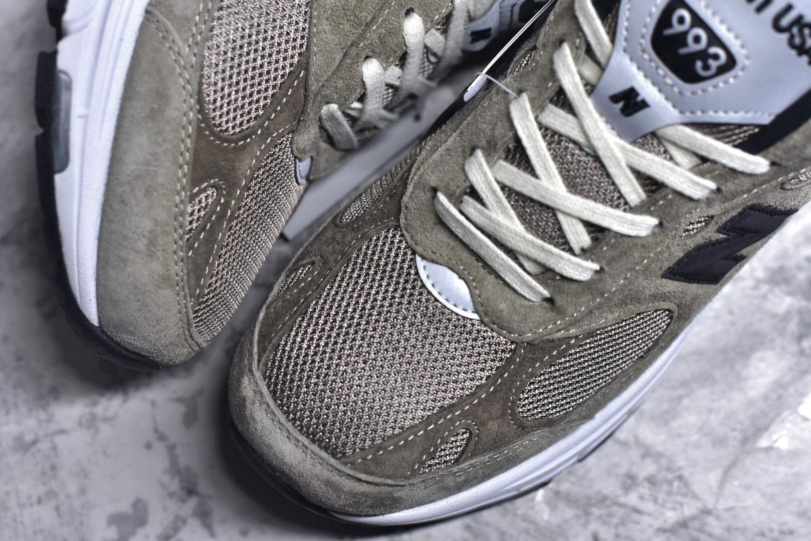 图片[8]-#New Balance U993JJ 新百伦NB993 JJJJound 联名总统复古慢跑鞋 军绿色 正确3M反光细节 原楦原纸版开发 正确6层组合底模精密开发 后跟透明TPU水晶装饰条稳固 沿用了引以为傲的跑鞋手工技艺 采用猪皮绒面并包裹局部透气网面的鞋身设计 菱网鞋舌上刻有New Balance USA 鞋面依旧身着经典的大热之灰 彰显了其高端的品质身份 尺码：36-46.5-选品中心