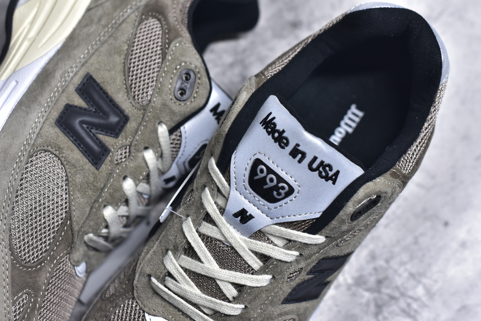 图片[9]-#New Balance U993JJ 新百伦NB993 JJJJound 联名总统复古慢跑鞋 军绿色 正确3M反光细节 原楦原纸版开发 正确6层组合底模精密开发 后跟透明TPU水晶装饰条稳固 沿用了引以为傲的跑鞋手工技艺 采用猪皮绒面并包裹局部透气网面的鞋身设计 菱网鞋舌上刻有New Balance USA 鞋面依旧身着经典的大热之灰 彰显了其高端的品质身份 尺码：36-46.5-选品中心