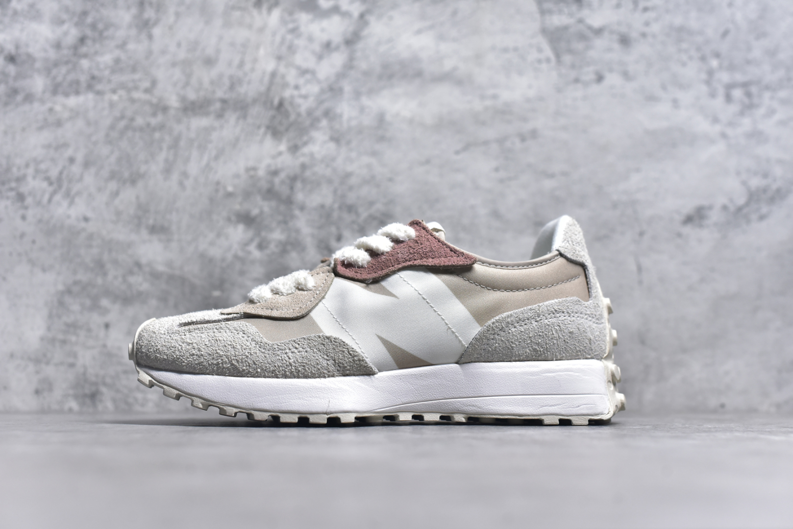 #New Balance MS327 NB新百伦系列复古休闲运动慢跑鞋 #以更纯粹的复古风格设计打造的全新造型 侧身还以解构设计 将 N 字标志以做旧压花样式呈现 样式别具新意 而麂皮、冲孔皮革的塑造 则呈现出高级怀旧气质 也让鞋款在奢华时装风格与运动氛围之间达到了平衡 鞋身采用尼龙及猪巴革麂皮物料拼接构成 中底高弹PU材质及满丁防滑橡胶外底 尺码：36 37 37.5 38 38.5 39.5 40 40.5 41.5 42 42.5 43 44 45-选品中心